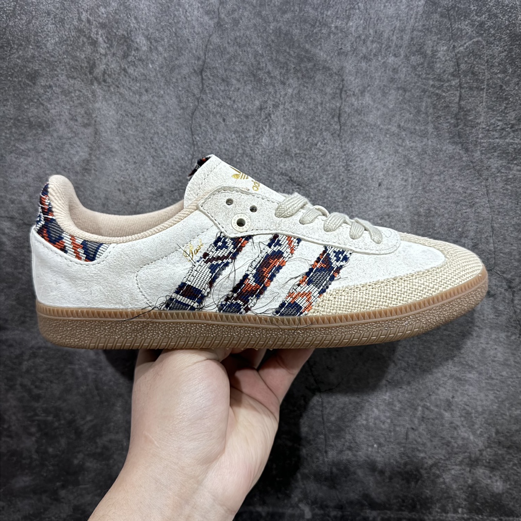 【R版】END. x adidas originals Samba Consortium Cup顾名思义，灵感来自“过去”，这个 END.x adidas Samba 从过去的材料中汲取设计灵感。这款即将推出的运动鞋探索了一些最早的面料成分，展示了传统编织风格，最明显的是磨损的三条纹挂毯。侧面轮廓上通常的镀金Samba品牌也被草书“Past”所取代 三条纹和鞋跟饰有类似挂毯的材质，并饰有磨边，给人一种复古的 DIY 感觉。在其他地方，毛茸茸的绒面革和定制的联名鞋舌贴片为它们带来了高级更新，脚下的同色系胶橡胶鞋底也相得益彰。 货号IE0167 尺码：35 36 36.5 37 38 38.5 39 40 40.5 41 42 42.5 43 44 44.5 45 编码：RB5130-莆田鞋批发中心