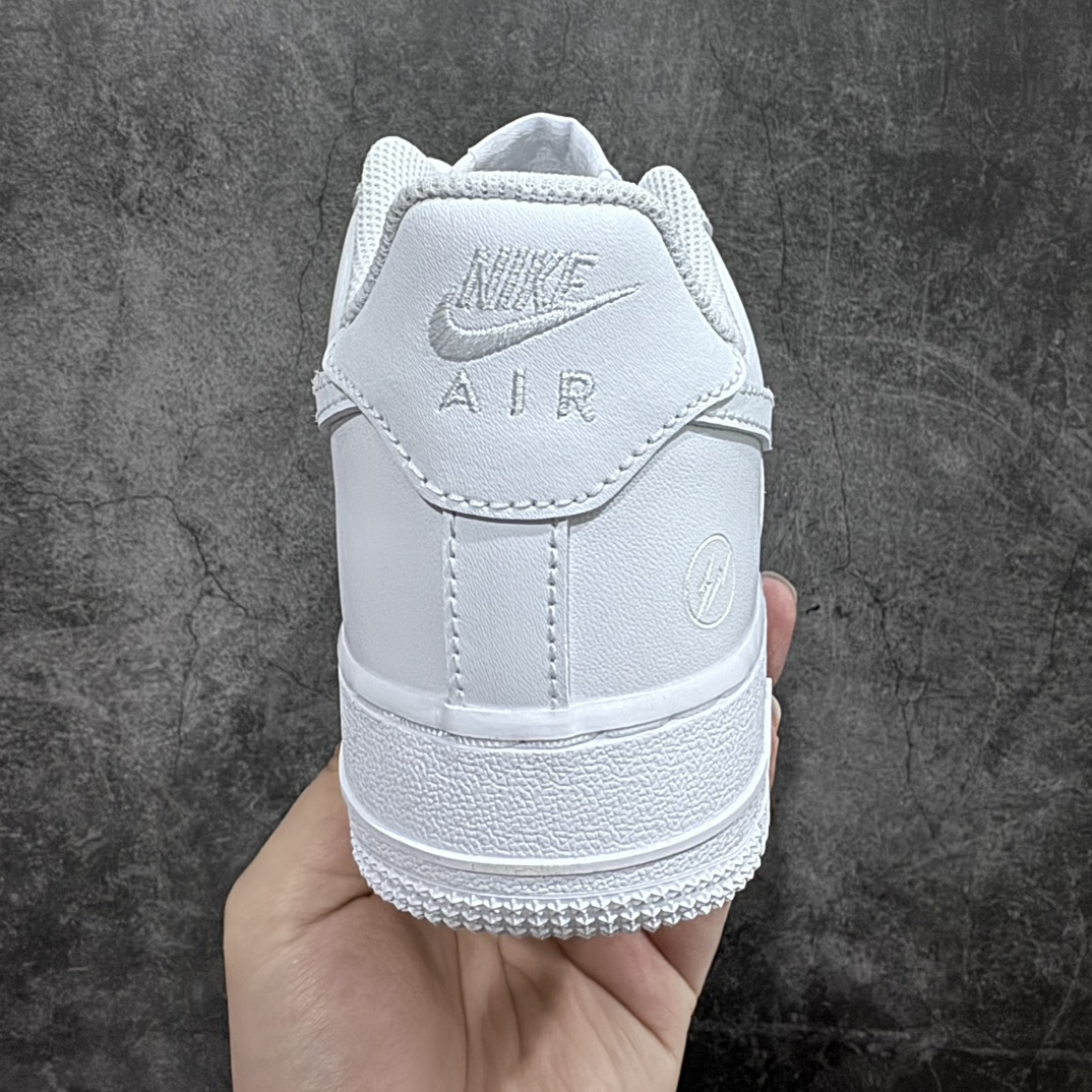 图片[4]-【G版纯原】Fragment design x NK Air Force 1 Low 空军一号藤原浩联名闪电白色 CW2288-001n双方此次再度以全白色 AF1 为蓝本 通过皮质鞋面、经典的闪电符号以及印在中底的 FRGMT 品牌名等联名细节 呈现全新联名鞋作 同步官方全新版本 全新翻盖原盒配件 不规则波浪大底咬花 全鞋电脑针车 工整有序 视觉效果满分 原厂拉帮手法 标准四线 密度针距针孔大小控制到位 原装反口里网布海绵 正确卡色网眼大小 新版鞋撑改用纸团代替 原厂港宝加持完美还原灵魂版型 原盒原配从里到外百分百还原 原厂全头层原厂皮料 原标原盒 内置Sole气垫 中底白色背胶 中底划线 已经无限的接近公司 原厂楦头 原厂刺绣 后跟弧度修正 独家私模最大开发到48.5 SIZE：35.5 36 36.5 37.5 38 38.5 39 40 40.5 41 42 42.5 43 44 44.5 45 46 47.5 48.5-莆田鞋批发中心