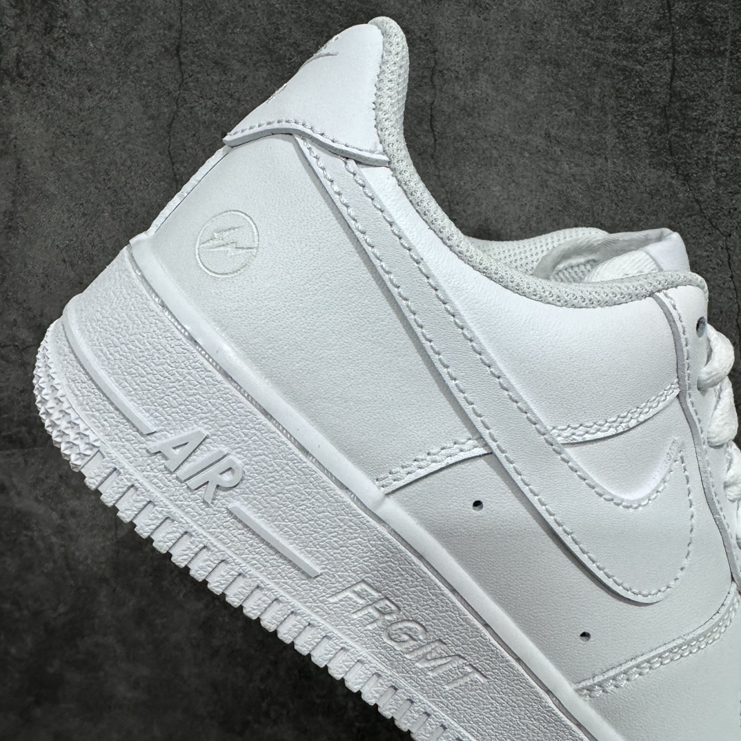 图片[7]-【G版纯原】Fragment design x NK Air Force 1 Low 空军一号藤原浩联名闪电白色 CW2288-001n双方此次再度以全白色 AF1 为蓝本 通过皮质鞋面、经典的闪电符号以及印在中底的 FRGMT 品牌名等联名细节 呈现全新联名鞋作 同步官方全新版本 全新翻盖原盒配件 不规则波浪大底咬花 全鞋电脑针车 工整有序 视觉效果满分 原厂拉帮手法 标准四线 密度针距针孔大小控制到位 原装反口里网布海绵 正确卡色网眼大小 新版鞋撑改用纸团代替 原厂港宝加持完美还原灵魂版型 原盒原配从里到外百分百还原 原厂全头层原厂皮料 原标原盒 内置Sole气垫 中底白色背胶 中底划线 已经无限的接近公司 原厂楦头 原厂刺绣 后跟弧度修正 独家私模最大开发到48.5 SIZE：35.5 36 36.5 37.5 38 38.5 39 40 40.5 41 42 42.5 43 44 44.5 45 46 47.5 48.5-莆田鞋批发中心