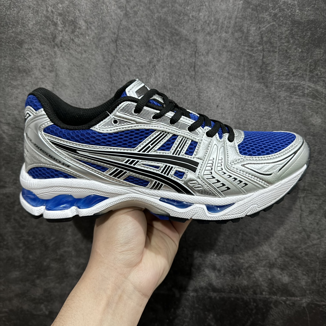 【纯原版】 ASICS GEL-KAYANO 14 亚瑟士系列轻量缓震休闲运动跑步鞋 白蓝银 设计师 Hidenori Yamashita 以「Flash」一词为灵感,创造出未来感金属色鞋面,改造升级内在性能,由内而外全面革新,为 GEL-KAYANO 家族传承及经典跑鞋文化的延续,创下里程碑式作品。ASICS GEL - KAYANO 14 跑鞋重新诠释了复古的跑步形状,并以其 2000 年代后期的美学理念重新铺装,银色与蓝色的鞋面极为高档.网面铺陈与鞋面、鞋头多处细节位增添了透气性。ASICS GEL - KAYANO 14的鞋后跟部中底上以及多密度耐磨鞋底增加了 GEL 缓震胶,提供高抗冲击性、缓冲性、可保护脚部免受地面冲击的影响,穿着舒适性十足「入手同款」 尺码:36 37 37.5 38 39 39.5 40.5 41.5 42 42.5 43.5 44 45-选品中心