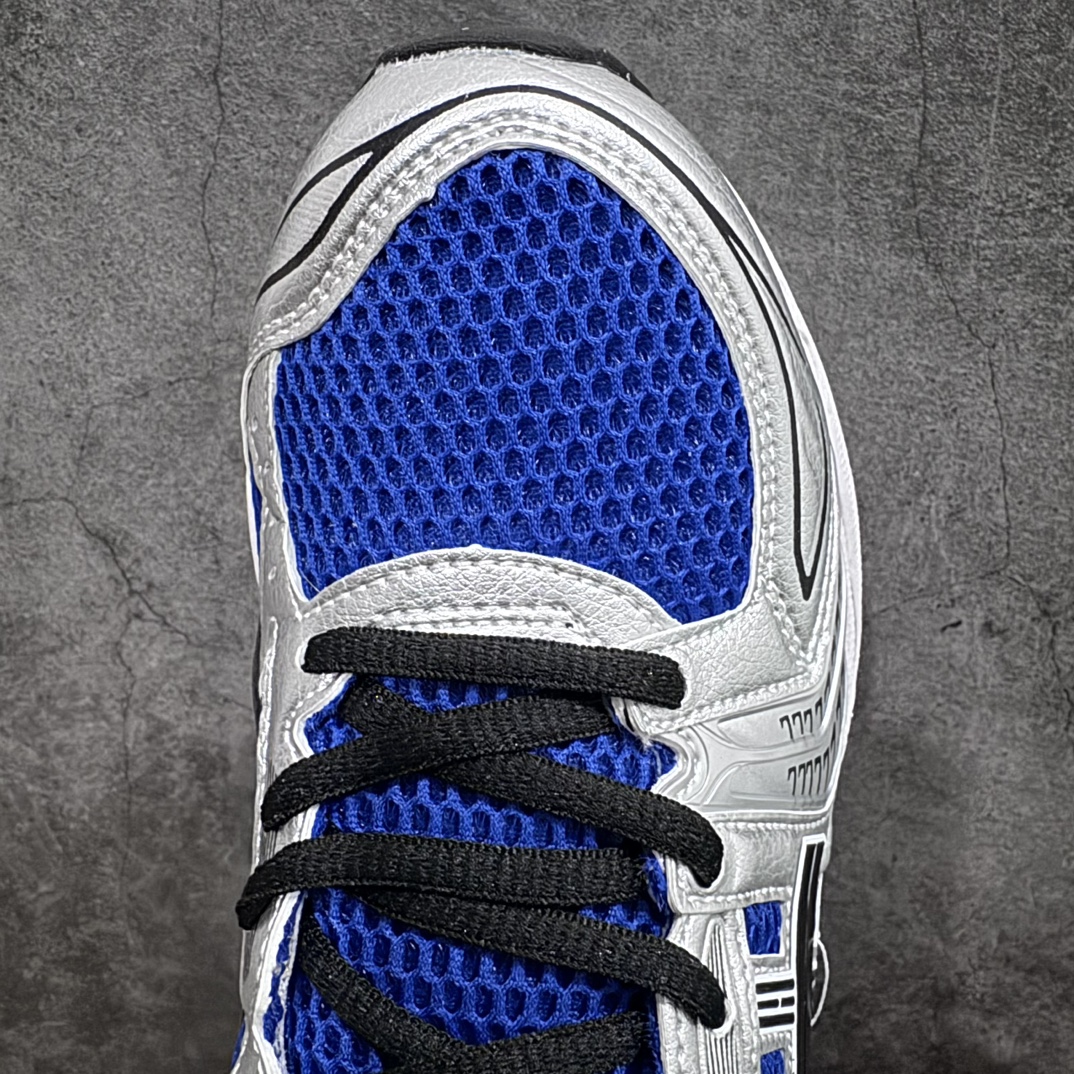 图片[5]-【纯原版】 ASICS GEL-KAYANO 14 亚瑟士系列轻量缓震休闲运动跑步鞋 白蓝银 设计师 Hidenori Yamashita 以「Flash」一词为灵感，创造出未来感金属色鞋面，改造升级内在性能，由内而外全面革新，为 GEL-KAYANO 家族传承及经典跑鞋文化的延续，创下里程碑式作品。ASICS GEL – KAYANO 14 跑鞋重新诠释了复古的跑步形状，并以其 2000 年代后期的美学理念重新铺装，银色与蓝色的鞋面极为高档.网面铺陈与鞋面、鞋头多处细节位增添了透气性。ASICS GEL – KAYANO 14的鞋后跟部中底上以及多密度耐磨鞋底增加了 GEL 缓震胶，提供高抗冲击性、缓冲性、可保护脚部免受地面冲击的影响，穿着舒适性十足「入手同款」 尺码：36 37 37.5 38 39 39.5 40.5 41.5 42 42.5 43.5 44 45-选品中心