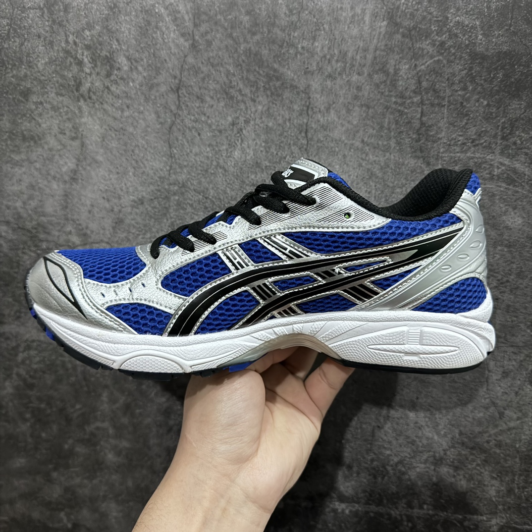图片[2]-【纯原版】 ASICS GEL-KAYANO 14 亚瑟士系列轻量缓震休闲运动跑步鞋 白蓝银 设计师 Hidenori Yamashita 以「Flash」一词为灵感，创造出未来感金属色鞋面，改造升级内在性能，由内而外全面革新，为 GEL-KAYANO 家族传承及经典跑鞋文化的延续，创下里程碑式作品。ASICS GEL – KAYANO 14 跑鞋重新诠释了复古的跑步形状，并以其 2000 年代后期的美学理念重新铺装，银色与蓝色的鞋面极为高档.网面铺陈与鞋面、鞋头多处细节位增添了透气性。ASICS GEL – KAYANO 14的鞋后跟部中底上以及多密度耐磨鞋底增加了 GEL 缓震胶，提供高抗冲击性、缓冲性、可保护脚部免受地面冲击的影响，穿着舒适性十足「入手同款」 尺码：36 37 37.5 38 39 39.5 40.5 41.5 42 42.5 43.5 44 45-选品中心