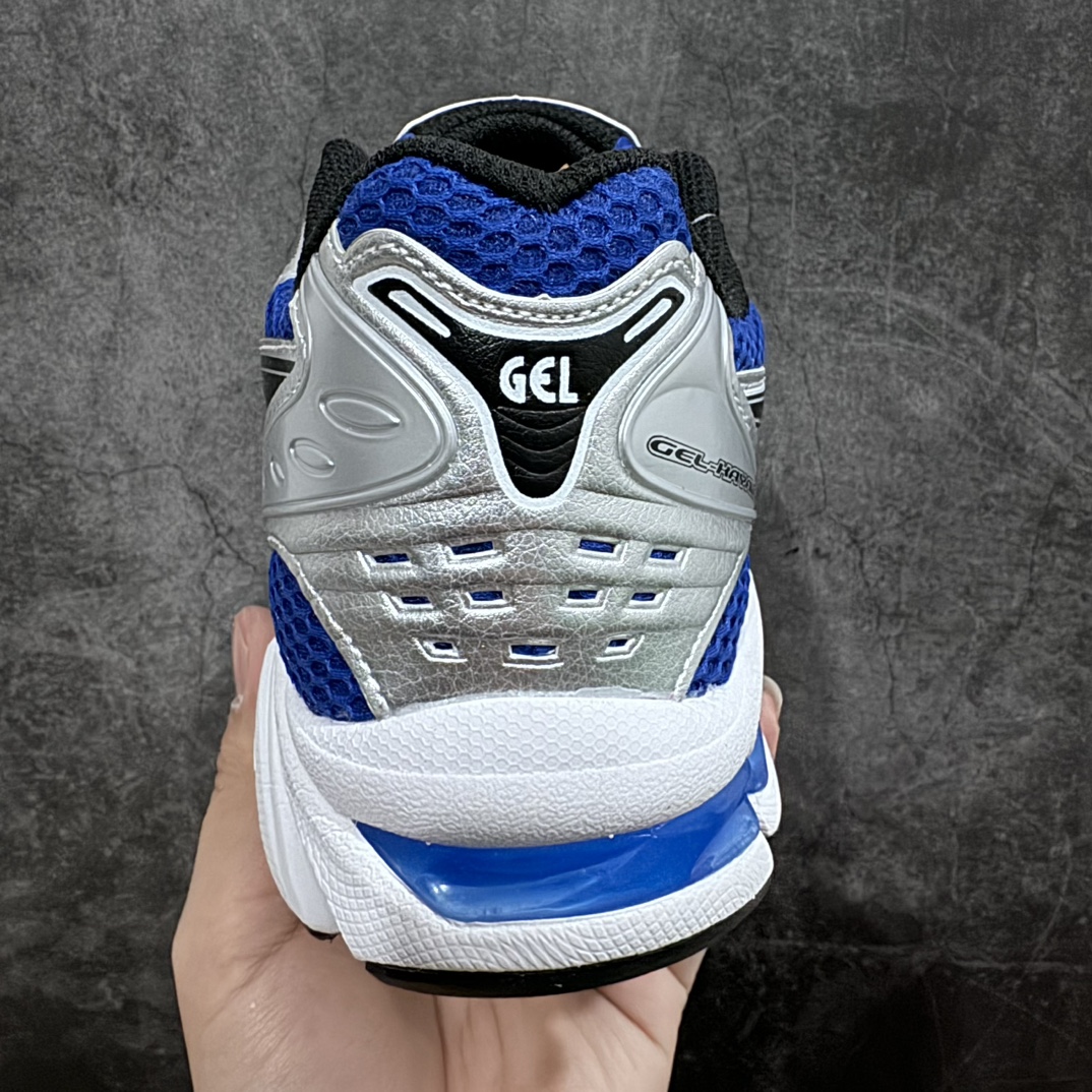 图片[4]-【纯原版】 ASICS GEL-KAYANO 14 亚瑟士系列轻量缓震休闲运动跑步鞋 白蓝银 设计师 Hidenori Yamashita 以「Flash」一词为灵感，创造出未来感金属色鞋面，改造升级内在性能，由内而外全面革新，为 GEL-KAYANO 家族传承及经典跑鞋文化的延续，创下里程碑式作品。ASICS GEL – KAYANO 14 跑鞋重新诠释了复古的跑步形状，并以其 2000 年代后期的美学理念重新铺装，银色与蓝色的鞋面极为高档.网面铺陈与鞋面、鞋头多处细节位增添了透气性。ASICS GEL – KAYANO 14的鞋后跟部中底上以及多密度耐磨鞋底增加了 GEL 缓震胶，提供高抗冲击性、缓冲性、可保护脚部免受地面冲击的影响，穿着舒适性十足「入手同款」 尺码：36 37 37.5 38 39 39.5 40.5 41.5 42 42.5 43.5 44 45-选品中心