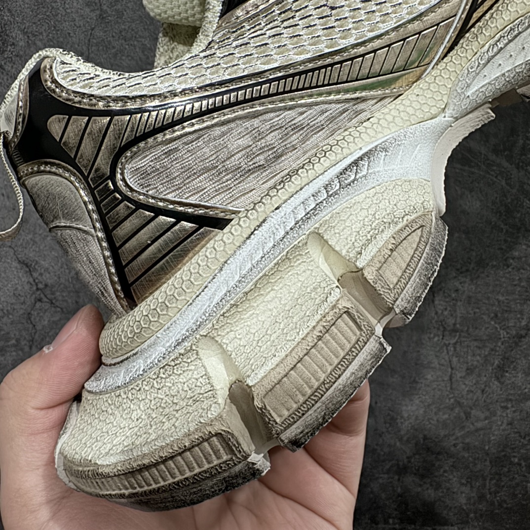 图片[6]-【X版纯原】BALENCIAGA 3XL Sneakers 巴黎世家十代网布系带低帮走秀复古老爹鞋 白金 全新版本 全新顶端品质 全套原纸板楦头开发 最原汁原味的灵魂版型 全鞋荧光划线卡点 胶水把控整洁度追求极致完美 每一双都是工艺品 多重QC质检 超越公司货的品控标准 实实在在的免检产品 原盒原配 正确字体电绣 粗细、位置、大小正确 侧边TPU 透气孔匹配意产原版 正确分离大底 TPU软底 原版一致大底LOGO 立体感十足 原厂皮料水洗做旧 采购原厂网纱 不含皮革 网布材料和聚氨酯 磨损效果 鞋头边缘和后帮 Balenciaga 徽标 鞋面和后跟凸印尺码 鞋舌 3XL 橡胶品牌标识和反光细节 鞋帮拉袢和鞋舌拉祥 配反光细节 备用鞋带在鞋履前侧 可在穿着前取下 便于不同造型搭配 正常尺码 尺码：35 36 37 38 39 40 41 42 43 44 45 46-选品中心