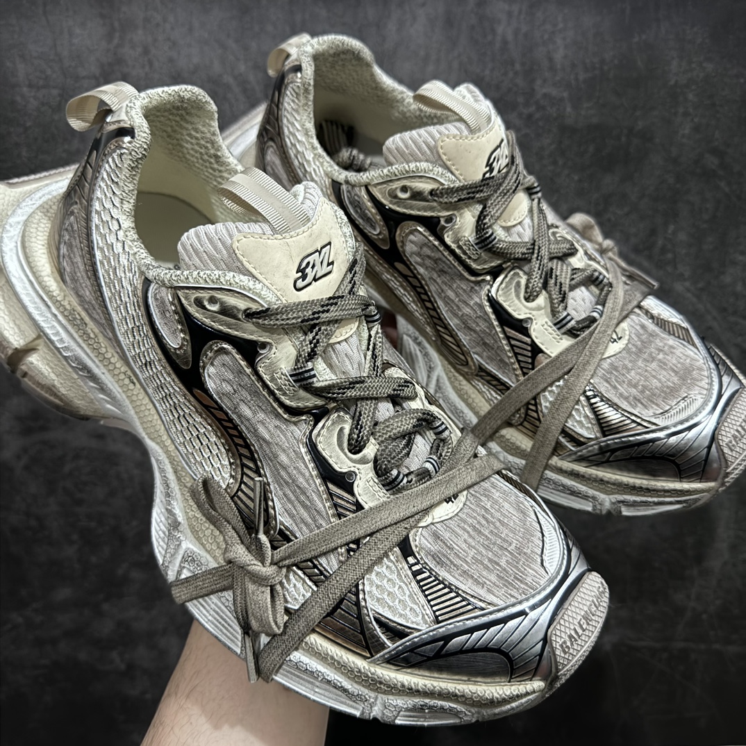 【X版纯原】BALENCIAGA 3XL Sneakers 巴黎世家十代网布系带低帮走秀复古老爹鞋 白金 全新版本 全新顶端品质 全套原纸板楦头开发 最原汁原味的灵魂版型 全鞋荧光划线卡点 胶水把控整洁度追求极致完美 每一双都是工艺品 多重QC质检 超越公司货的品控标准 实实在在的免检产品 原盒原配 正确字体电绣 粗细、位置、大小正确 侧边TPU 透气孔匹配意产原版 正确分离大底 TPU软底 原版一致大底LOGO 立体感十足 原厂皮料水洗做旧 采购原厂网纱 不含皮革 网布材料和聚氨酯 磨损效果 鞋头边缘和后帮 Balenciaga 徽标 鞋面和后跟凸印尺码 鞋舌 3XL 橡胶品牌标识和反光细节 鞋帮拉袢和鞋舌拉祥 配反光细节 备用鞋带在鞋履前侧 可在穿着前取下 便于不同造型搭配 正常尺码 尺码:35 36 37 38 39 40 41 42 43 44 45 46-选品中心