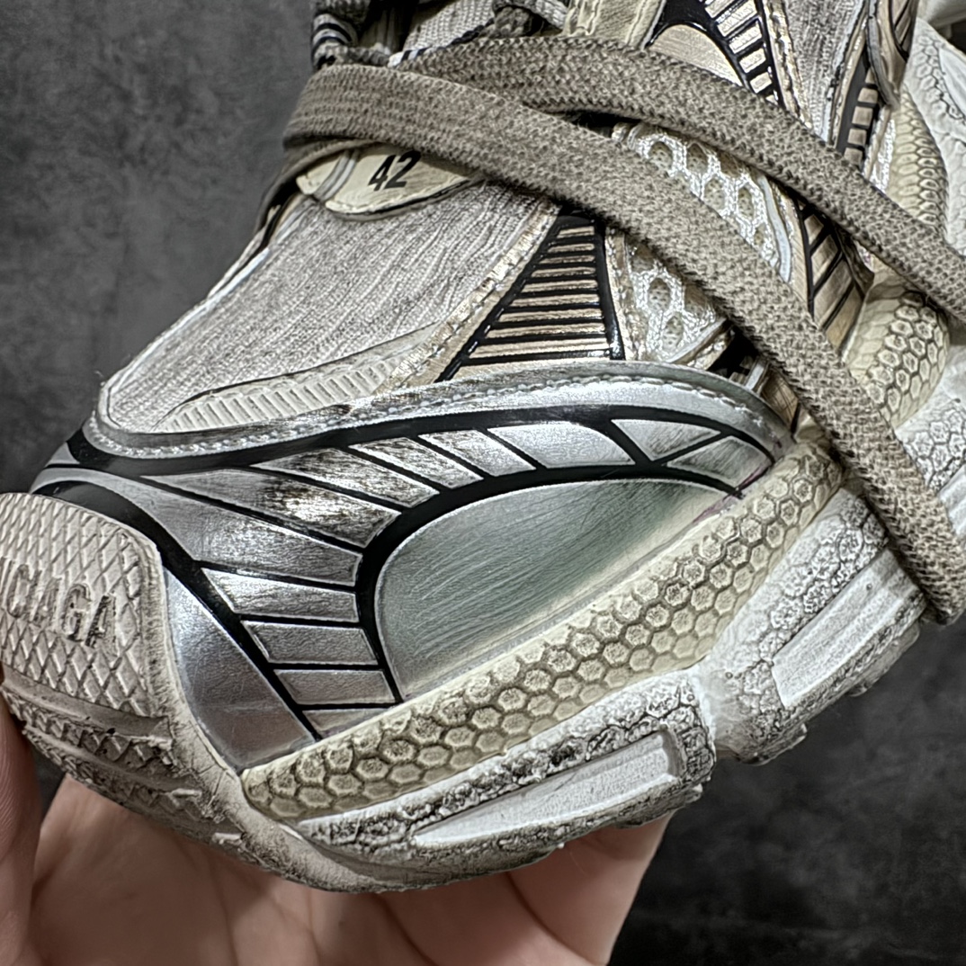 图片[4]-【X版纯原】BALENCIAGA 3XL Sneakers 巴黎世家十代网布系带低帮走秀复古老爹鞋 白金 全新版本 全新顶端品质 全套原纸板楦头开发 最原汁原味的灵魂版型 全鞋荧光划线卡点 胶水把控整洁度追求极致完美 每一双都是工艺品 多重QC质检 超越公司货的品控标准 实实在在的免检产品 原盒原配 正确字体电绣 粗细、位置、大小正确 侧边TPU 透气孔匹配意产原版 正确分离大底 TPU软底 原版一致大底LOGO 立体感十足 原厂皮料水洗做旧 采购原厂网纱 不含皮革 网布材料和聚氨酯 磨损效果 鞋头边缘和后帮 Balenciaga 徽标 鞋面和后跟凸印尺码 鞋舌 3XL 橡胶品牌标识和反光细节 鞋帮拉袢和鞋舌拉祥 配反光细节 备用鞋带在鞋履前侧 可在穿着前取下 便于不同造型搭配 正常尺码 尺码：35 36 37 38 39 40 41 42 43 44 45 46-选品中心