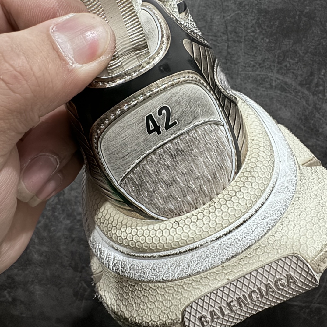 图片[7]-【X版纯原】BALENCIAGA 3XL Sneakers 巴黎世家十代网布系带低帮走秀复古老爹鞋 白金 全新版本 全新顶端品质 全套原纸板楦头开发 最原汁原味的灵魂版型 全鞋荧光划线卡点 胶水把控整洁度追求极致完美 每一双都是工艺品 多重QC质检 超越公司货的品控标准 实实在在的免检产品 原盒原配 正确字体电绣 粗细、位置、大小正确 侧边TPU 透气孔匹配意产原版 正确分离大底 TPU软底 原版一致大底LOGO 立体感十足 原厂皮料水洗做旧 采购原厂网纱 不含皮革 网布材料和聚氨酯 磨损效果 鞋头边缘和后帮 Balenciaga 徽标 鞋面和后跟凸印尺码 鞋舌 3XL 橡胶品牌标识和反光细节 鞋帮拉袢和鞋舌拉祥 配反光细节 备用鞋带在鞋履前侧 可在穿着前取下 便于不同造型搭配 正常尺码 尺码：35 36 37 38 39 40 41 42 43 44 45 46-选品中心