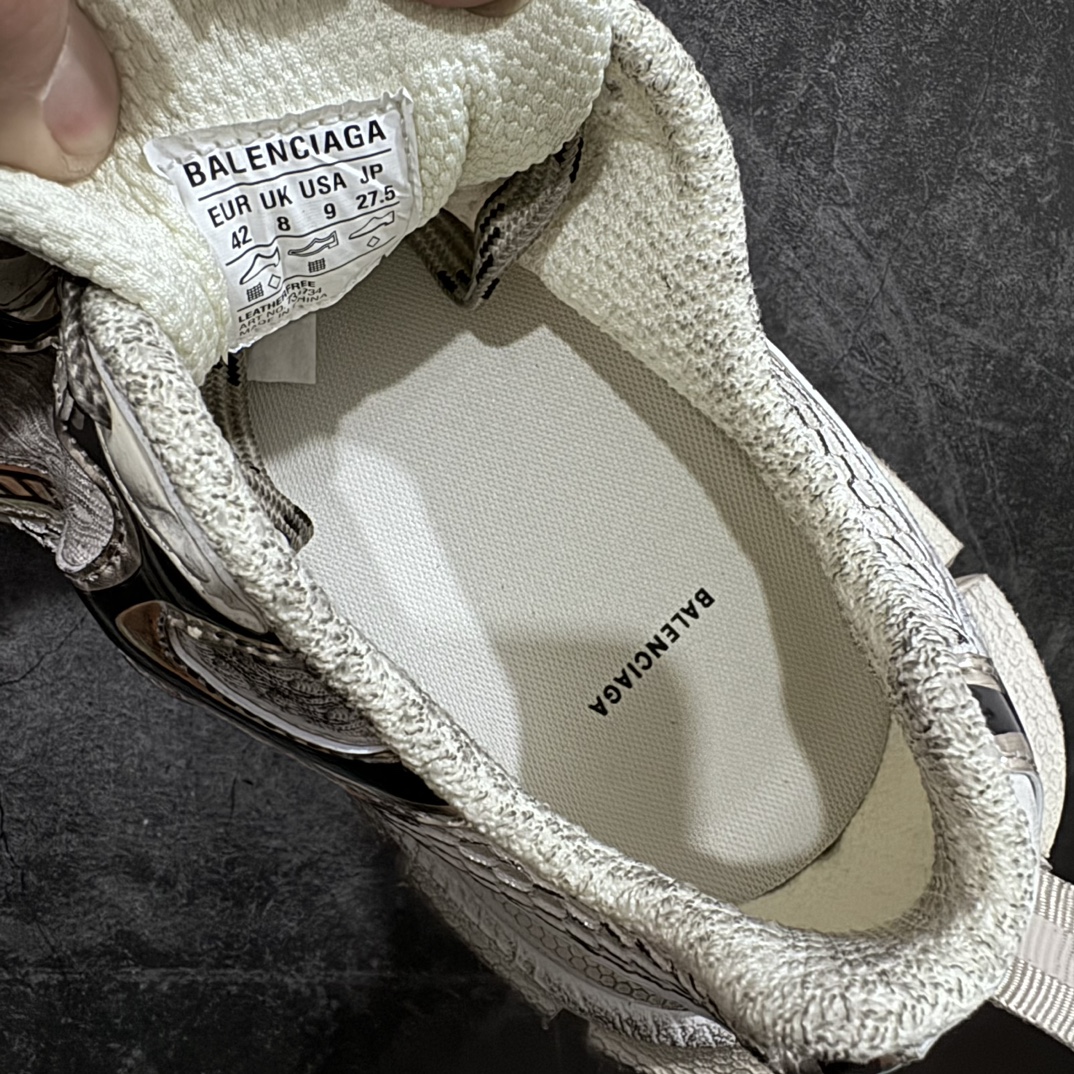 图片[8]-【X版纯原】BALENCIAGA 3XL Sneakers 巴黎世家十代网布系带低帮走秀复古老爹鞋 白金 全新版本 全新顶端品质 全套原纸板楦头开发 最原汁原味的灵魂版型 全鞋荧光划线卡点 胶水把控整洁度追求极致完美 每一双都是工艺品 多重QC质检 超越公司货的品控标准 实实在在的免检产品 原盒原配 正确字体电绣 粗细、位置、大小正确 侧边TPU 透气孔匹配意产原版 正确分离大底 TPU软底 原版一致大底LOGO 立体感十足 原厂皮料水洗做旧 采购原厂网纱 不含皮革 网布材料和聚氨酯 磨损效果 鞋头边缘和后帮 Balenciaga 徽标 鞋面和后跟凸印尺码 鞋舌 3XL 橡胶品牌标识和反光细节 鞋帮拉袢和鞋舌拉祥 配反光细节 备用鞋带在鞋履前侧 可在穿着前取下 便于不同造型搭配 正常尺码 尺码：35 36 37 38 39 40 41 42 43 44 45 46-选品中心