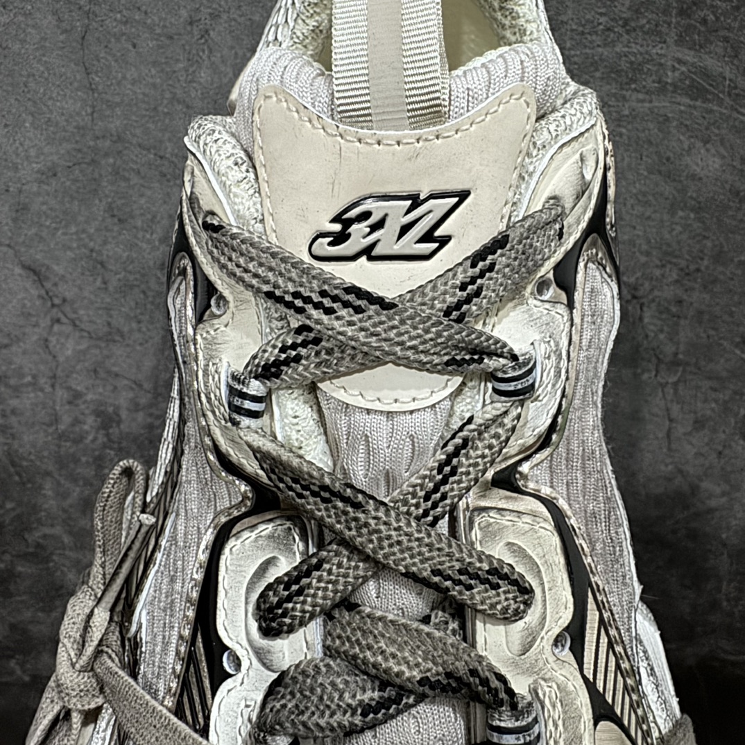 图片[5]-【X版纯原】BALENCIAGA 3XL Sneakers 巴黎世家十代网布系带低帮走秀复古老爹鞋 白金 全新版本 全新顶端品质 全套原纸板楦头开发 最原汁原味的灵魂版型 全鞋荧光划线卡点 胶水把控整洁度追求极致完美 每一双都是工艺品 多重QC质检 超越公司货的品控标准 实实在在的免检产品 原盒原配 正确字体电绣 粗细、位置、大小正确 侧边TPU 透气孔匹配意产原版 正确分离大底 TPU软底 原版一致大底LOGO 立体感十足 原厂皮料水洗做旧 采购原厂网纱 不含皮革 网布材料和聚氨酯 磨损效果 鞋头边缘和后帮 Balenciaga 徽标 鞋面和后跟凸印尺码 鞋舌 3XL 橡胶品牌标识和反光细节 鞋帮拉袢和鞋舌拉祥 配反光细节 备用鞋带在鞋履前侧 可在穿着前取下 便于不同造型搭配 正常尺码 尺码：35 36 37 38 39 40 41 42 43 44 45 46-选品中心