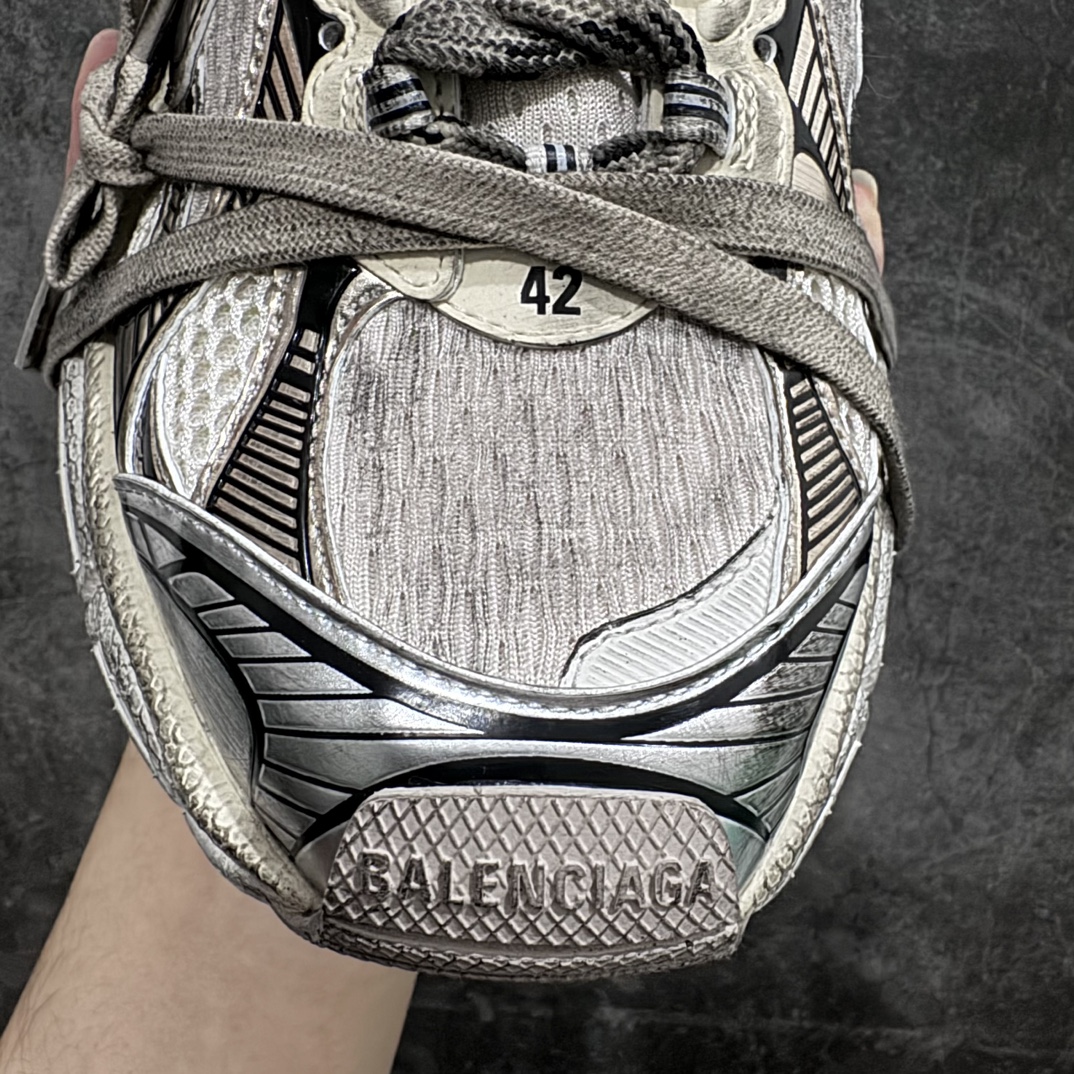 图片[2]-【X版纯原】BALENCIAGA 3XL Sneakers 巴黎世家十代网布系带低帮走秀复古老爹鞋 白金 全新版本 全新顶端品质 全套原纸板楦头开发 最原汁原味的灵魂版型 全鞋荧光划线卡点 胶水把控整洁度追求极致完美 每一双都是工艺品 多重QC质检 超越公司货的品控标准 实实在在的免检产品 原盒原配 正确字体电绣 粗细、位置、大小正确 侧边TPU 透气孔匹配意产原版 正确分离大底 TPU软底 原版一致大底LOGO 立体感十足 原厂皮料水洗做旧 采购原厂网纱 不含皮革 网布材料和聚氨酯 磨损效果 鞋头边缘和后帮 Balenciaga 徽标 鞋面和后跟凸印尺码 鞋舌 3XL 橡胶品牌标识和反光细节 鞋帮拉袢和鞋舌拉祥 配反光细节 备用鞋带在鞋履前侧 可在穿着前取下 便于不同造型搭配 正常尺码 尺码：35 36 37 38 39 40 41 42 43 44 45 46-选品中心