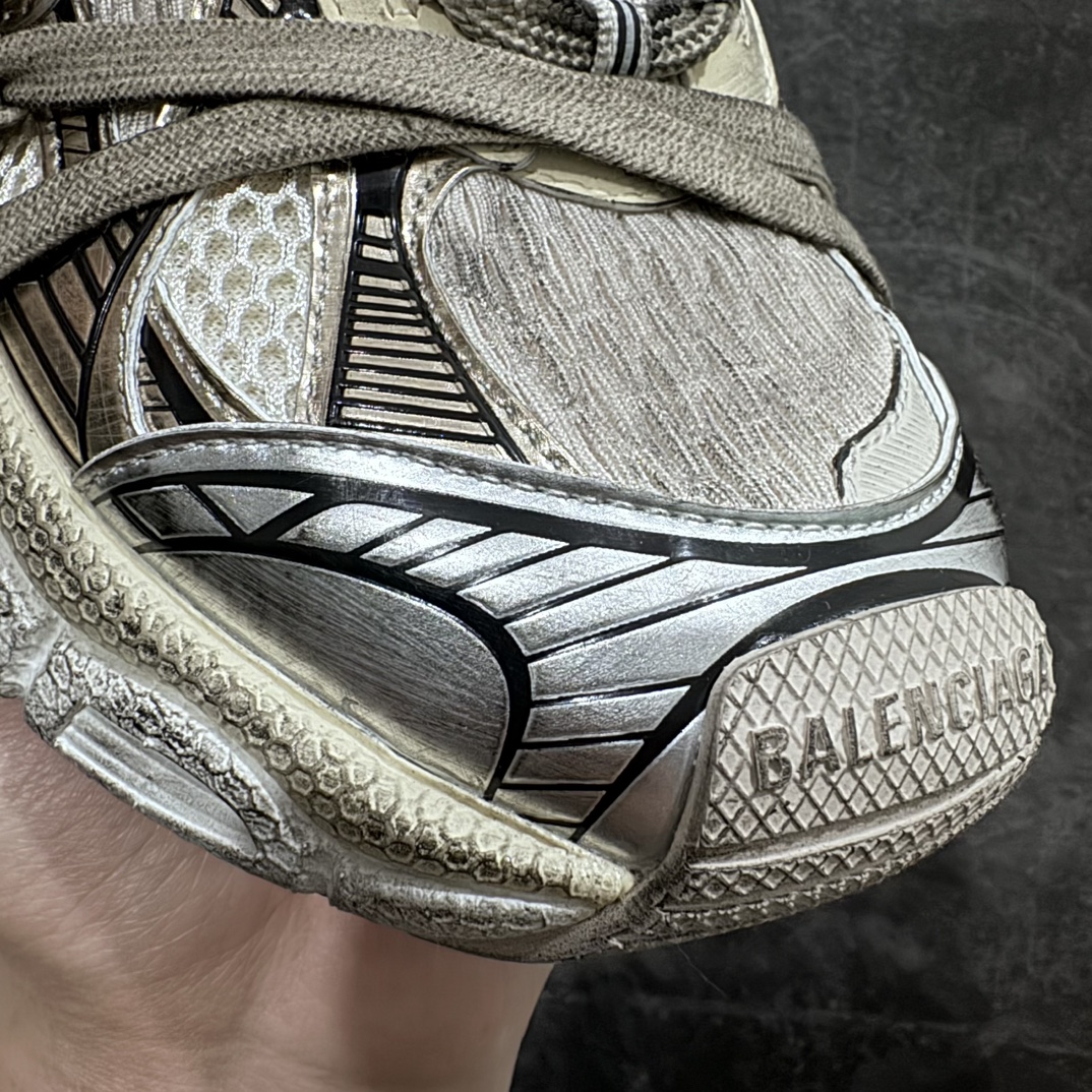 图片[3]-【X版纯原】BALENCIAGA 3XL Sneakers 巴黎世家十代网布系带低帮走秀复古老爹鞋 白金 全新版本 全新顶端品质 全套原纸板楦头开发 最原汁原味的灵魂版型 全鞋荧光划线卡点 胶水把控整洁度追求极致完美 每一双都是工艺品 多重QC质检 超越公司货的品控标准 实实在在的免检产品 原盒原配 正确字体电绣 粗细、位置、大小正确 侧边TPU 透气孔匹配意产原版 正确分离大底 TPU软底 原版一致大底LOGO 立体感十足 原厂皮料水洗做旧 采购原厂网纱 不含皮革 网布材料和聚氨酯 磨损效果 鞋头边缘和后帮 Balenciaga 徽标 鞋面和后跟凸印尺码 鞋舌 3XL 橡胶品牌标识和反光细节 鞋帮拉袢和鞋舌拉祥 配反光细节 备用鞋带在鞋履前侧 可在穿着前取下 便于不同造型搭配 正常尺码 尺码：35 36 37 38 39 40 41 42 43 44 45 46-选品中心