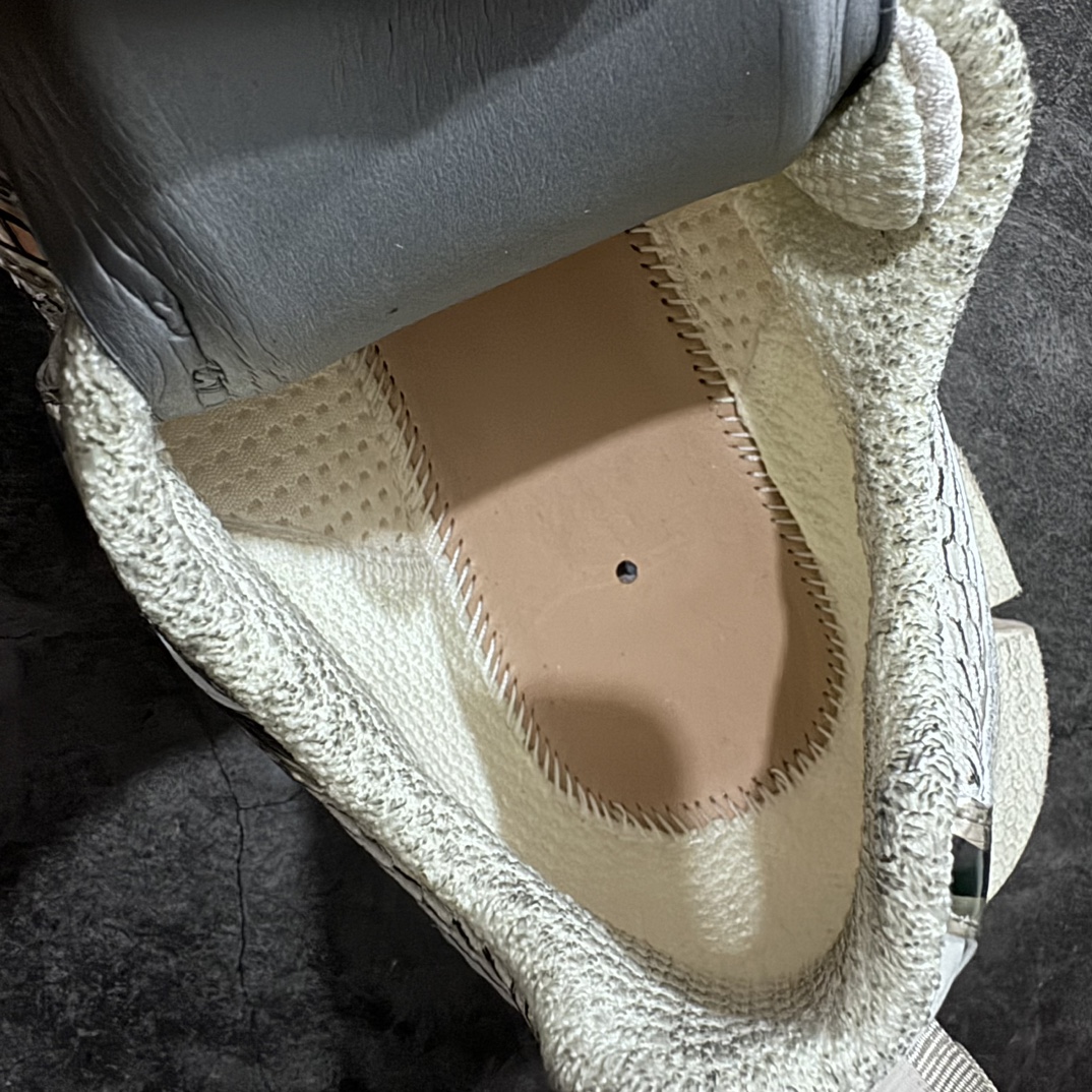 图片[9]-【X版纯原】BALENCIAGA 3XL Sneakers 巴黎世家十代网布系带低帮走秀复古老爹鞋 白金 全新版本 全新顶端品质 全套原纸板楦头开发 最原汁原味的灵魂版型 全鞋荧光划线卡点 胶水把控整洁度追求极致完美 每一双都是工艺品 多重QC质检 超越公司货的品控标准 实实在在的免检产品 原盒原配 正确字体电绣 粗细、位置、大小正确 侧边TPU 透气孔匹配意产原版 正确分离大底 TPU软底 原版一致大底LOGO 立体感十足 原厂皮料水洗做旧 采购原厂网纱 不含皮革 网布材料和聚氨酯 磨损效果 鞋头边缘和后帮 Balenciaga 徽标 鞋面和后跟凸印尺码 鞋舌 3XL 橡胶品牌标识和反光细节 鞋帮拉袢和鞋舌拉祥 配反光细节 备用鞋带在鞋履前侧 可在穿着前取下 便于不同造型搭配 正常尺码 尺码：35 36 37 38 39 40 41 42 43 44 45 46-选品中心