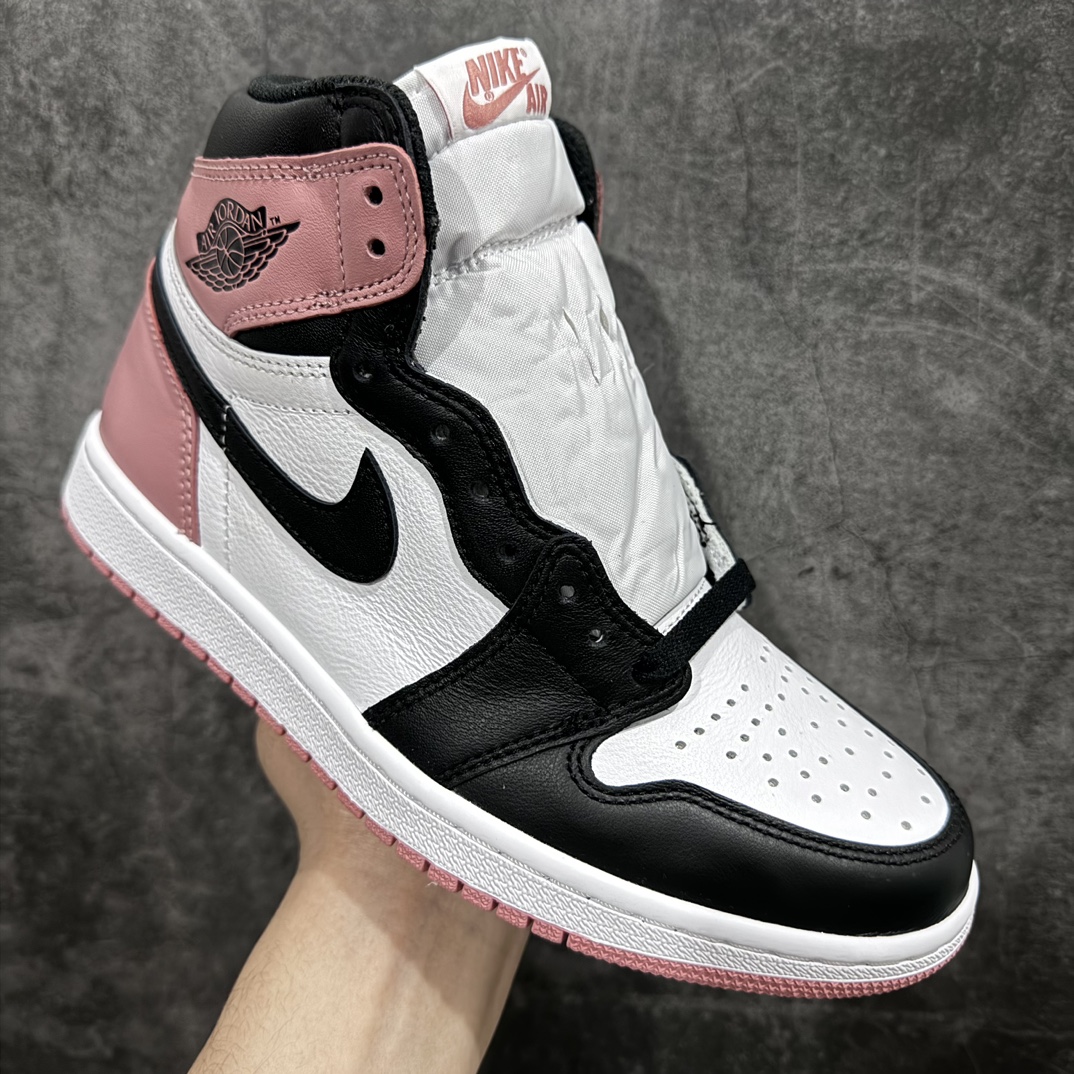 图片[3]-【渠道版本】Air Jordan AJ1 Retro High高帮 黑白粉 861428-101高端零售特供批次 产品品控稳定性领先行业 各方面均可对飙L版 良心定价不杀猪 SZ原厂全套原楦原纸板冲刀磨具开发 原厂皮料加持 原厂港宝加持定型后跟R度完美 同源原厂电绣 飞翼针数密度立体效果一致 百分百一致原鞋 原厂拉帮工艺 针距密度一致 后跟弧度收口自然不对折 极致一眼正品既视感 进口玻璃冲刀皮料裁剪零毛边 全鞋电脑针车工艺 品控清洁度最高QC检验标准 免检产品 原厂订购鞋盒、鞋标、防尘纸、鞋撑、鞋带 追求极致的原厂味道SIZE：40.5 41 42 42.5 43 44 44.5 45 46 47.5-莆田鞋批发中心