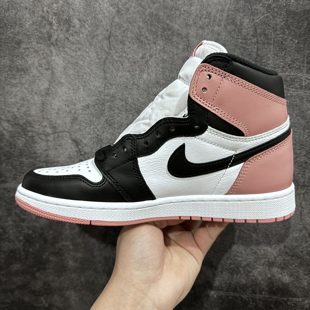 图片[2]-【渠道版本】Air Jordan AJ1 Retro High高帮 黑白粉 861428-101高端零售特供批次 产品品控稳定性领先行业 各方面均可对飙L版 良心定价不杀猪 SZ原厂全套原楦原纸板冲刀磨具开发 原厂皮料加持 原厂港宝加持定型后跟R度完美 同源原厂电绣 飞翼针数密度立体效果一致 百分百一致原鞋 原厂拉帮工艺 针距密度一致 后跟弧度收口自然不对折 极致一眼正品既视感 进口玻璃冲刀皮料裁剪零毛边 全鞋电脑针车工艺 品控清洁度最高QC检验标准 免检产品 原厂订购鞋盒、鞋标、防尘纸、鞋撑、鞋带 追求极致的原厂味道SIZE：40.5 41 42 42.5 43 44 44.5 45 46 47.5-莆田鞋批发中心