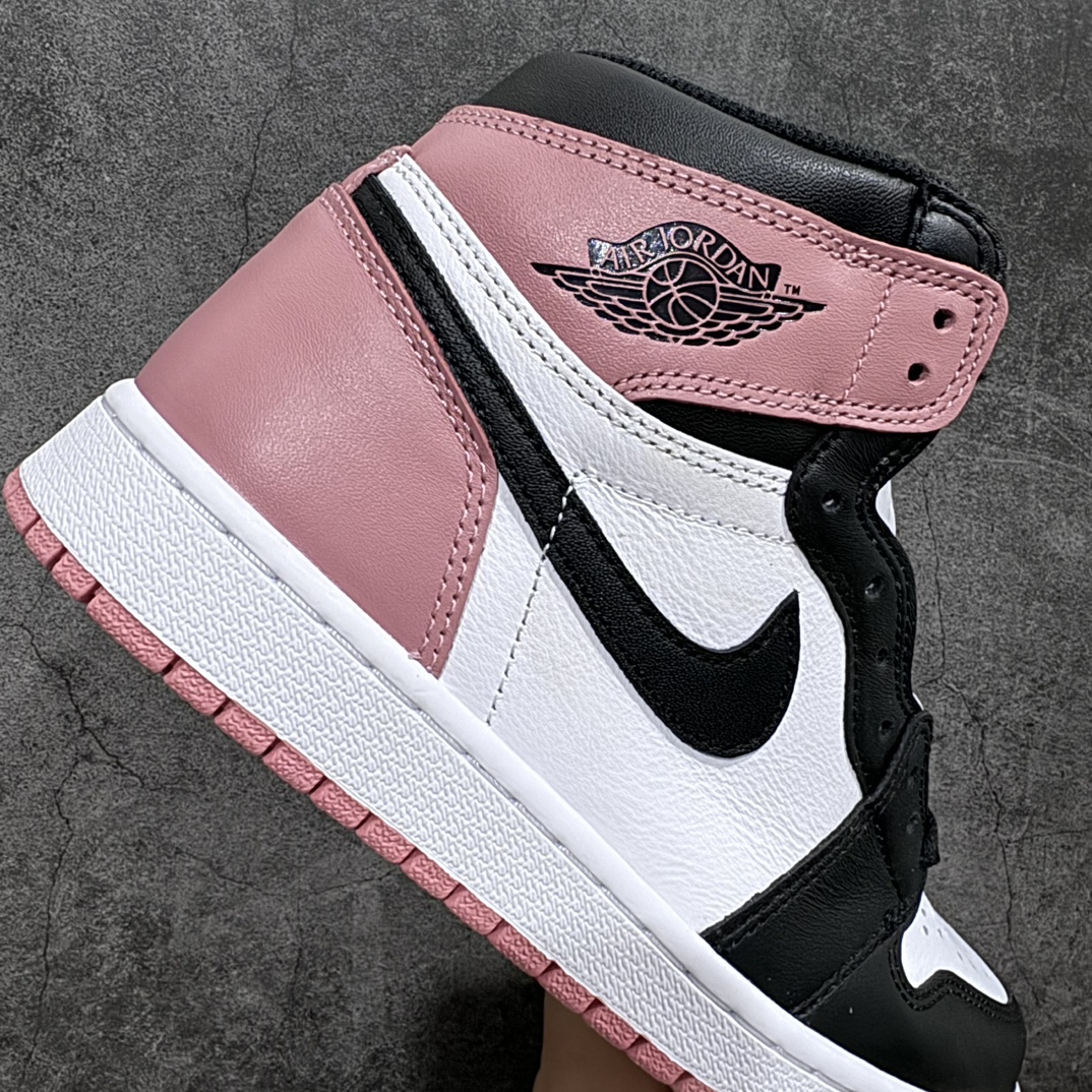 图片[7]-【渠道版本】Air Jordan AJ1 Retro High高帮 黑白粉 861428-101高端零售特供批次 产品品控稳定性领先行业 各方面均可对飙L版 良心定价不杀猪 SZ原厂全套原楦原纸板冲刀磨具开发 原厂皮料加持 原厂港宝加持定型后跟R度完美 同源原厂电绣 飞翼针数密度立体效果一致 百分百一致原鞋 原厂拉帮工艺 针距密度一致 后跟弧度收口自然不对折 极致一眼正品既视感 进口玻璃冲刀皮料裁剪零毛边 全鞋电脑针车工艺 品控清洁度最高QC检验标准 免检产品 原厂订购鞋盒、鞋标、防尘纸、鞋撑、鞋带 追求极致的原厂味道SIZE：40.5 41 42 42.5 43 44 44.5 45 46 47.5-莆田鞋批发中心