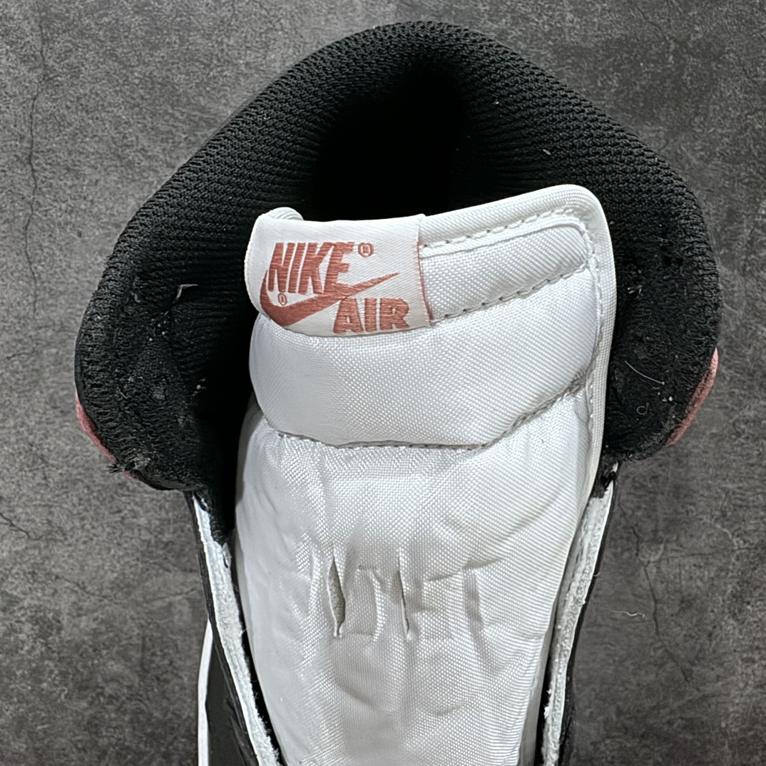 图片[8]-【渠道版本】Air Jordan AJ1 Retro High高帮 黑白粉 861428-101高端零售特供批次 产品品控稳定性领先行业 各方面均可对飙L版 良心定价不杀猪 SZ原厂全套原楦原纸板冲刀磨具开发 原厂皮料加持 原厂港宝加持定型后跟R度完美 同源原厂电绣 飞翼针数密度立体效果一致 百分百一致原鞋 原厂拉帮工艺 针距密度一致 后跟弧度收口自然不对折 极致一眼正品既视感 进口玻璃冲刀皮料裁剪零毛边 全鞋电脑针车工艺 品控清洁度最高QC检验标准 免检产品 原厂订购鞋盒、鞋标、防尘纸、鞋撑、鞋带 追求极致的原厂味道SIZE：40.5 41 42 42.5 43 44 44.5 45 46 47.5-莆田鞋批发中心