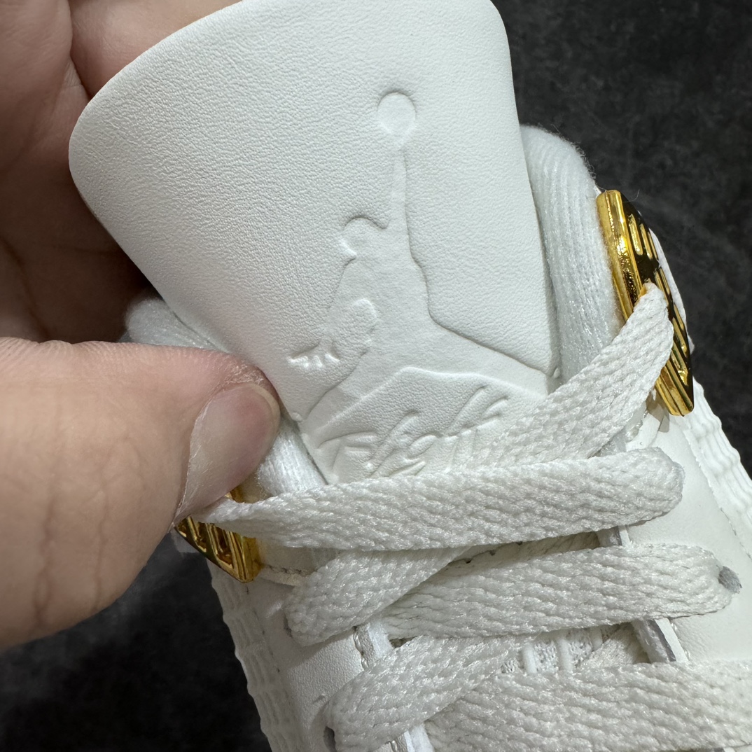 图片[5]-【原厂版本】Air Jordan AJ4 Retro盐白金属扣 AQ9129-170 全套原纸板楦头开发 原厂特供皮料加持 确保原汁原味 完美呈现四代版型 一比一鞋头弧度高度鞋身弧度 数据细节工艺流程均保持原鞋一致 原厂TPU网格鞋带扣 正确内里网布 菱角分明不变形无多余毛边 柔软性质感一致于原鞋 原厂织唛标 原厂飞人电绣工艺 尾指中部跳三针 独家绑鞋带手法 印刷中底布 四线拉帮 米色美纹纸贴合固定 进口港宝加持 后跟自然饱满 全鞋荧光划线卡点 追求极致完美 每一双都是工艺品 多重QC质检 超越公司货的品控标准 实实在在的免检产品  尺码：40 40.5 41 42 42.5 43 44 44.5 45 46 47.5-莆田鞋批发中心