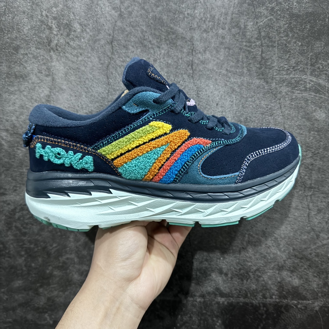 【公司级】HOKA ONE ONE Bondi L Suede 低帮 防滑耐磨 户外休闲 运动跑步鞋刺绣彩虹nHOKA从第一双鞋开始创新从未停止过时尚潮流的设计风格，Bondi L Suede 这双鞋给你提供柔软舒适透气平滑的跑步体验！加宽加大的中底给你步伐提供难以置信的平滑，缓解触地压力，采用全新 HOKA 历史上最轻的缓震泡棉柔软的 EVA 中底载体与此同时仍保证良好的回弹，该材料将鞋控制在难以想象的轻量和柔软，加上采用优质橡胶大底提供优越的耐磨防滑与回弹效果！nn码数36 36.5 37 38 38.5 39 40 40.5 41 42 42.5 43 44 44.5 45 正常运动鞋码n-莆田鞋批发中心