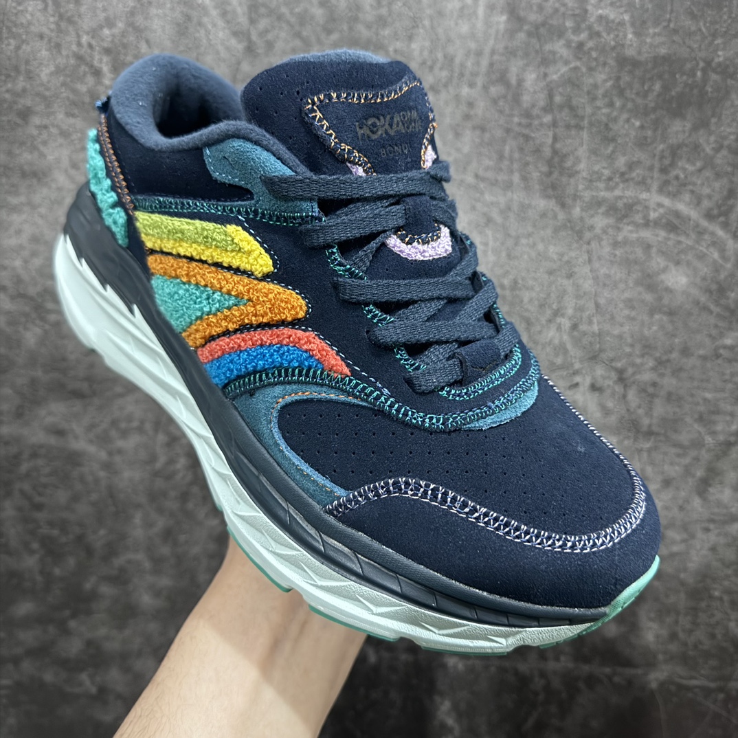 图片[3]-【公司级】HOKA ONE ONE Bondi L Suede 低帮 防滑耐磨 户外休闲 运动跑步鞋刺绣彩虹nHOKA从第一双鞋开始创新从未停止过时尚潮流的设计风格，Bondi L Suede 这双鞋给你提供柔软舒适透气平滑的跑步体验！加宽加大的中底给你步伐提供难以置信的平滑，缓解触地压力，采用全新 HOKA 历史上最轻的缓震泡棉柔软的 EVA 中底载体与此同时仍保证良好的回弹，该材料将鞋控制在难以想象的轻量和柔软，加上采用优质橡胶大底提供优越的耐磨防滑与回弹效果！nn码数36 36.5 37 38 38.5 39 40 40.5 41 42 42.5 43 44 44.5 45 正常运动鞋码n-莆田鞋批发中心