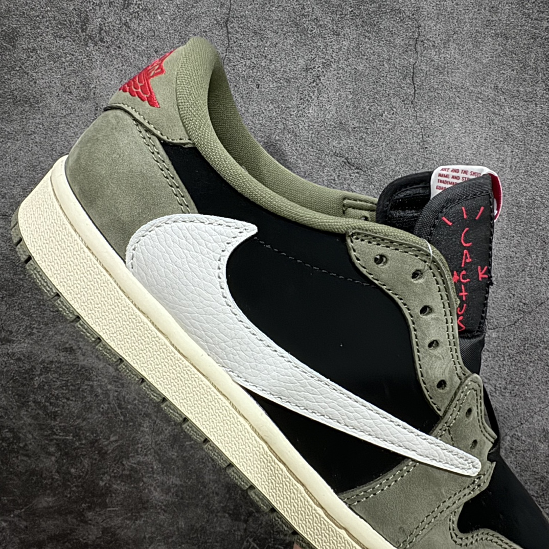 图片[7]-【原厂版本】Travis Scott x Air Jordan AJ1 Low OG SP TS联名军绿倒钩7.0低帮 DM7866-002全系列配色 外贸特供批次 新配色不断更新开发 市场中端王者 全套原纸板楦头开发 确保原汁原味 完美呈现一代版型 一比一鞋头弧度高度鞋身弧度 此版本只针对中端市场 细节品控鞋型随意秒杀市面同价位 鞋型完美 不臃肿别扭 头层皮料加持 用料绝不含糊 进口玻璃冲刀皮料裁剪零毛边 电脑针车工艺 超高鞋面清洁度 最高QC检验标准 控制溢胶瑕疵 原盒原配 飞翼3D高频深度立体 工艺方面大到整体鞋型 漏斗收腰 底线拉帮 LOGO立体程度 小到针眼排布 载片对称 冲孔效果 鞋标规范 鞋垫背胶等等 无一不是口碑收割 每双都是一个回头客SIZE：36 36.5 37.5 38 38.5 39 40 40.5 41 42 42.5 43 44 44.5 45 46 47.5 编码：X10340380-鞋库