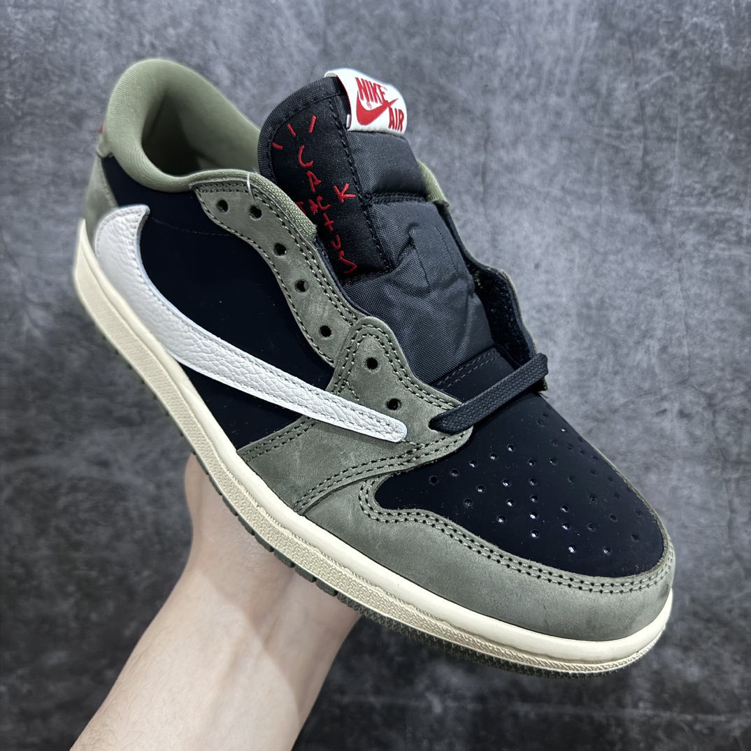 图片[3]-【原厂版本】Travis Scott x Air Jordan AJ1 Low OG SP TS联名军绿倒钩7.0低帮 DM7866-002全系列配色 外贸特供批次 新配色不断更新开发 市场中端王者 全套原纸板楦头开发 确保原汁原味 完美呈现一代版型 一比一鞋头弧度高度鞋身弧度 此版本只针对中端市场 细节品控鞋型随意秒杀市面同价位 鞋型完美 不臃肿别扭 头层皮料加持 用料绝不含糊 进口玻璃冲刀皮料裁剪零毛边 电脑针车工艺 超高鞋面清洁度 最高QC检验标准 控制溢胶瑕疵 原盒原配 飞翼3D高频深度立体 工艺方面大到整体鞋型 漏斗收腰 底线拉帮 LOGO立体程度 小到针眼排布 载片对称 冲孔效果 鞋标规范 鞋垫背胶等等 无一不是口碑收割 每双都是一个回头客SIZE：36 36.5 37.5 38 38.5 39 40 40.5 41 42 42.5 43 44 44.5 45 46 47.5 编码：X10340380-鞋库