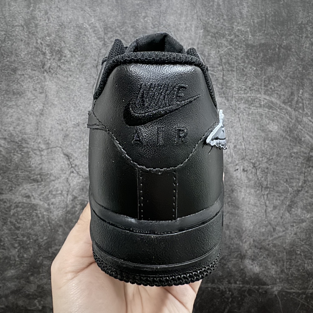 图片[4]-【渠道LJ版】私人订单 Sky High Farm Workwear x KAWS x NK Air Force 1 Low 空军一号三方联名低帮板鞋 黑色 CW2288-001 共有两款配色问世 这一次 Sky High Farm Workwear 也是诚邀 KAWS 以及 NK Lab 多方共同打造了这双三方联名的空军一号以其中的白色款式为例的，直观看上去整体造型基本与普通白色的 Air Force 1 没有太大区别 唯一不同的也是最具亮点的就是鞋身两侧类似「云朵」造型的 Nike Swoosh这一设计也将象征着 KAWS 的标志性涂鸦风格体现的淋漓尽致 SIZE：36 36.5 37.5 38 38.5 39 40 40.5 41 42 42.5 43 44 44.5 45 46n-莆田鞋批发中心