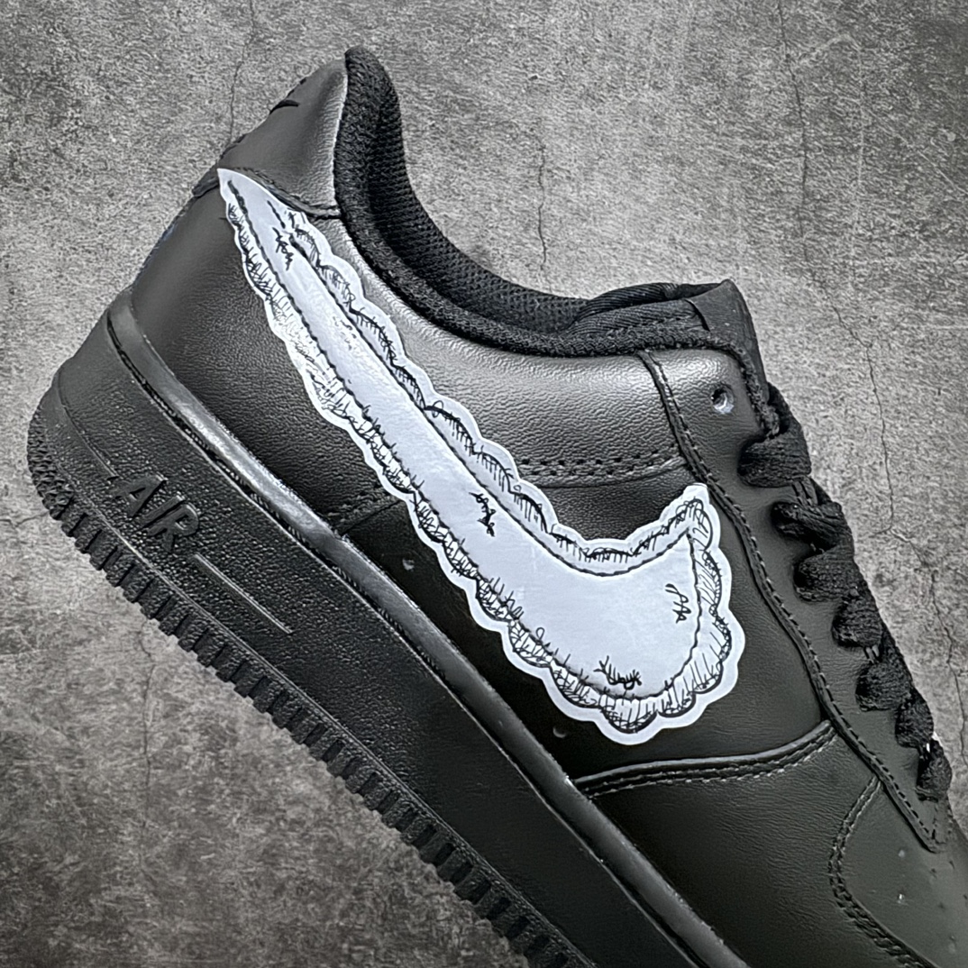 图片[7]-【渠道LJ版】私人订单 Sky High Farm Workwear x KAWS x NK Air Force 1 Low 空军一号三方联名低帮板鞋 黑色 CW2288-001 共有两款配色问世 这一次 Sky High Farm Workwear 也是诚邀 KAWS 以及 NK Lab 多方共同打造了这双三方联名的空军一号以其中的白色款式为例的，直观看上去整体造型基本与普通白色的 Air Force 1 没有太大区别 唯一不同的也是最具亮点的就是鞋身两侧类似「云朵」造型的 Nike Swoosh这一设计也将象征着 KAWS 的标志性涂鸦风格体现的淋漓尽致 SIZE：36 36.5 37.5 38 38.5 39 40 40.5 41 42 42.5 43 44 44.5 45 46n-莆田鞋批发中心