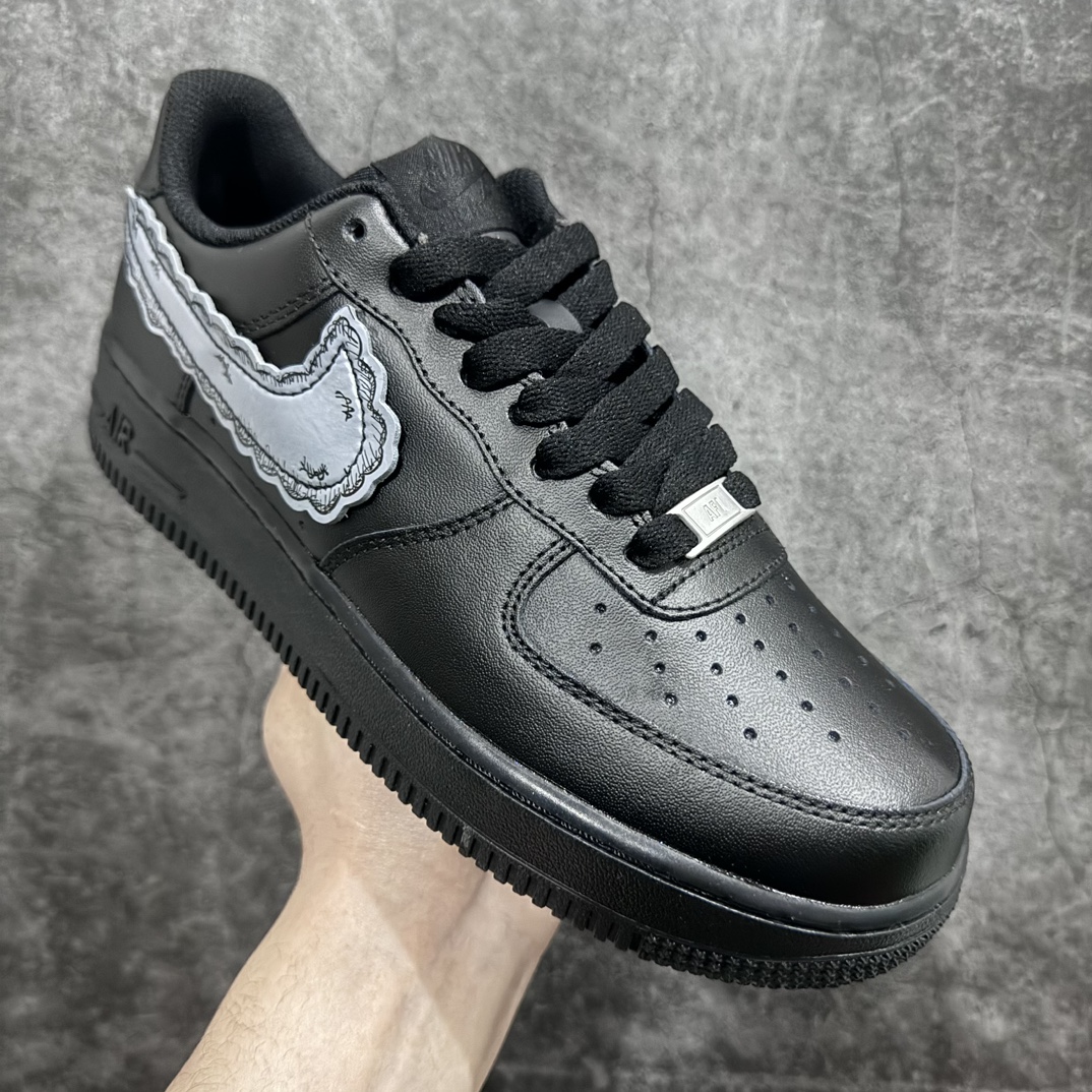 图片[3]-【渠道LJ版】私人订单 Sky High Farm Workwear x KAWS x NK Air Force 1 Low 空军一号三方联名低帮板鞋 黑色 CW2288-001 共有两款配色问世 这一次 Sky High Farm Workwear 也是诚邀 KAWS 以及 NK Lab 多方共同打造了这双三方联名的空军一号以其中的白色款式为例的，直观看上去整体造型基本与普通白色的 Air Force 1 没有太大区别 唯一不同的也是最具亮点的就是鞋身两侧类似「云朵」造型的 Nike Swoosh这一设计也将象征着 KAWS 的标志性涂鸦风格体现的淋漓尽致 SIZE：36 36.5 37.5 38 38.5 39 40 40.5 41 42 42.5 43 44 44.5 45 46n-莆田鞋批发中心