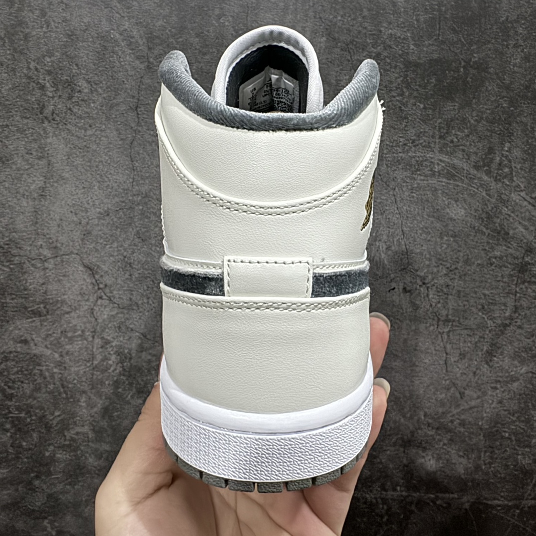 AirJordan1Mid“VelvetToe”中帮天鹅绒这双鞋以米白色为主调辅以灰色搭配看起来十分清爽