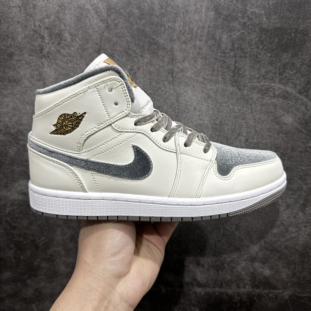 AirJordan1Mid“VelvetToe”中帮天鹅绒这双鞋以米白色为主调辅以灰色搭配看起来十分清爽