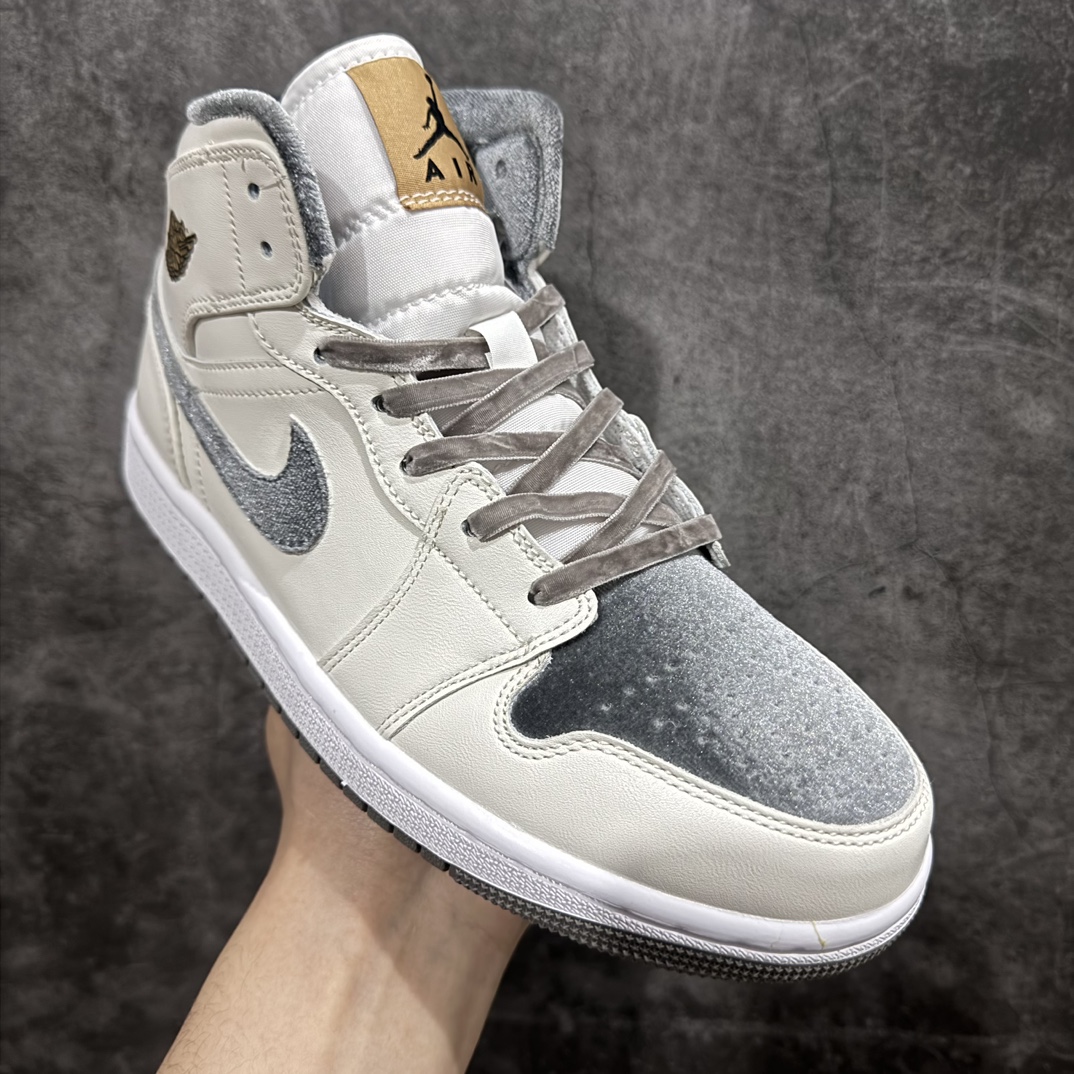 AirJordan1Mid“VelvetToe”中帮天鹅绒这双鞋以米白色为主调辅以灰色搭配看起来十分清爽