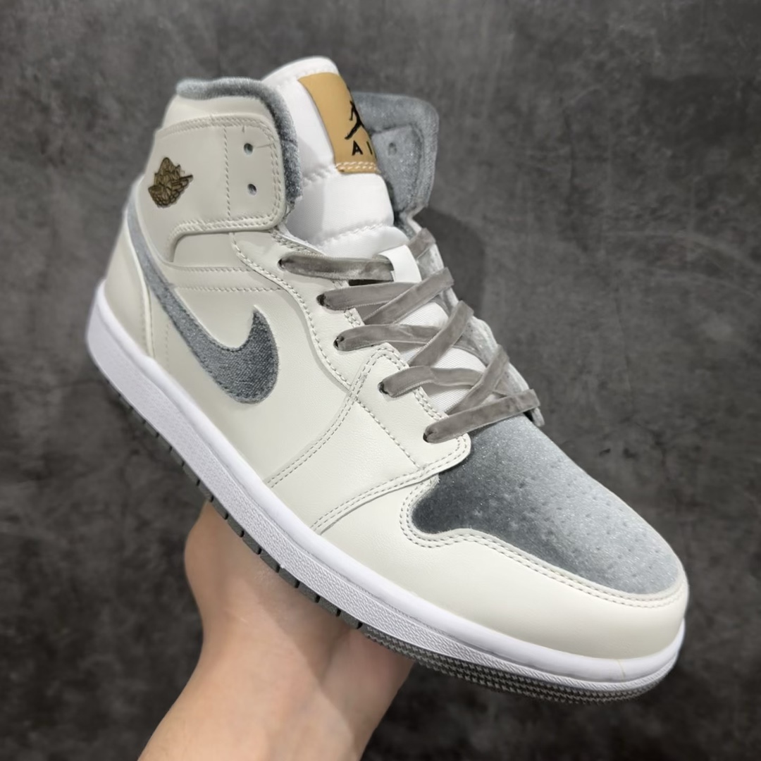 AirJordan1Mid“VelvetToe”中帮天鹅绒这双鞋以米白色为主调辅以灰色搭配看起来十分清爽