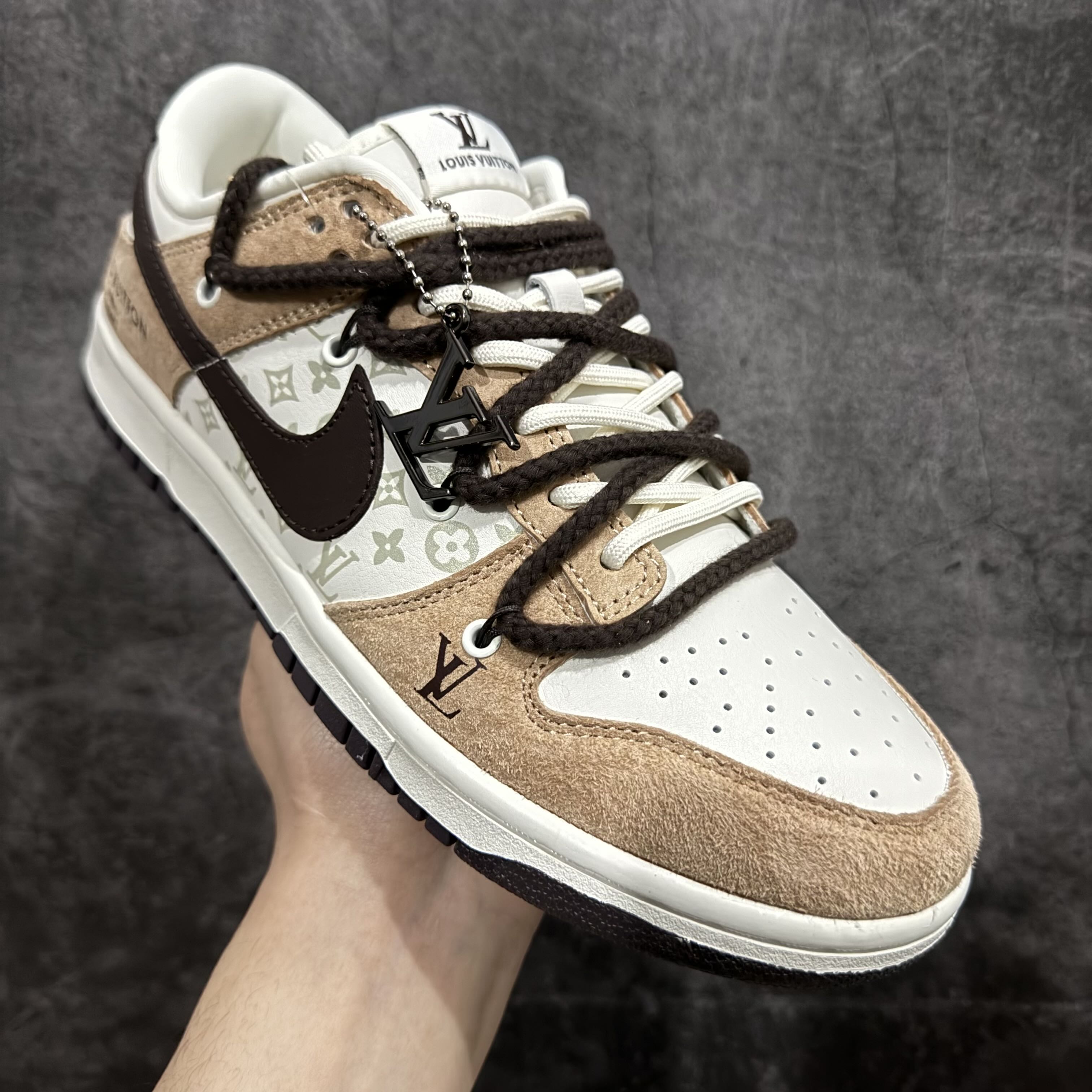 图片[3]-【定制版】Nike SB Dunk Low x Louis Vuitton LV白棕印花n纯原大厂出品 极力推荐👏n原装头层材料 独家版型蒸餾加工n帶來的是更好的视觉和脚感体验n大厂纯原品质出货 清洁度 电绣工艺皮料切割干净无任何毛边 细节完美 官方货号：FC1688 167 尺码：36 36.5 37.5 38 38.5 39 40 40.5 41 42 42.5 43 44 44.5 45n-莆田鞋批发中心