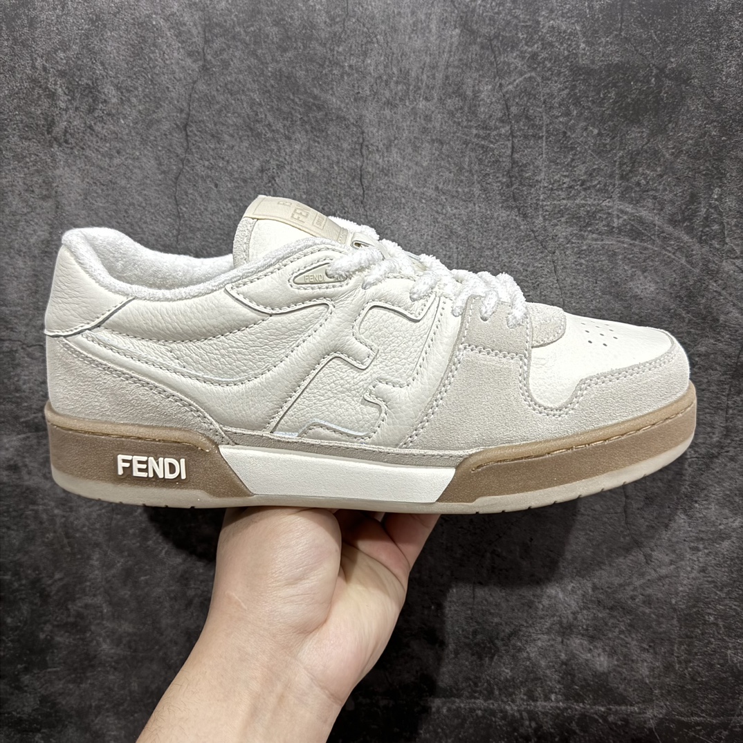 【渠道版】FENDI Match sneaters芬迪皮革低帮时尚运动板鞋独家零售特供 全身20几个细节点全部做到一致还原 吊打市面所有版本 独家原装套装配件官方同源 渠道原装订单 全套专柜包装物及配件 原版购入 高工艺无缝细空胶技术 贴楦误差0.05mm 鞋底采用固特异内外锁死工艺 最大限度弯折永不开胶 原鞋一致效果环保无味 鞋面采用麂皮和皮革拼接组合 logo内里采用毛巾绒里 上脚超级柔软 轻便 舒适搭配卫衣  尺码：35 36 37 38 39 40 41 42 43 44 45 编码：HH480510-鞋库