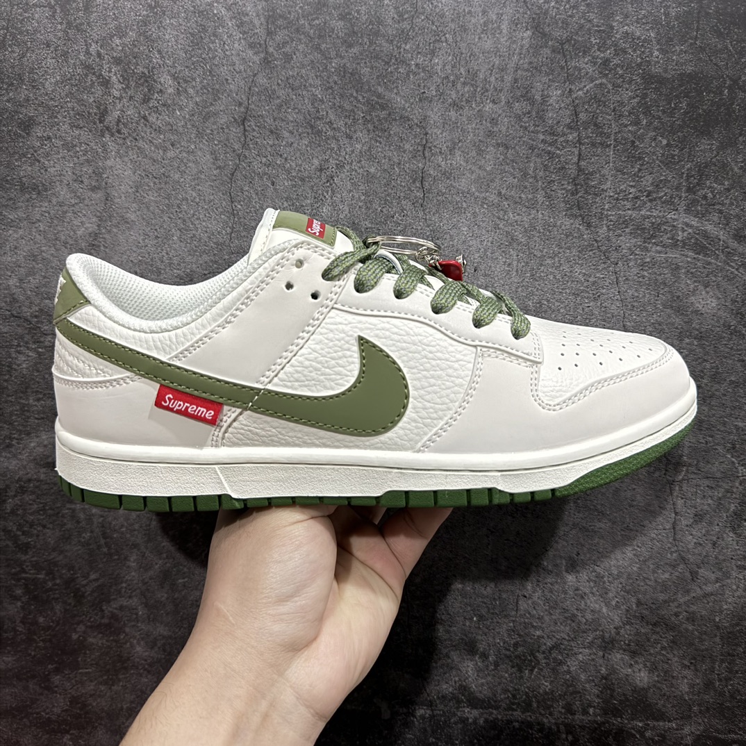 【定制版】Nike SB Dunk Low x Supreme 白军绿n纯原大厂出品 极力推荐👏n原装头层材料 独家版型蒸餾加工n帶來的是更好的视觉和脚感体验n大厂纯原品质出货 清洁度 电绣工艺皮料切割干净无任何毛边 细节完美 官方货号：FC1688 142 尺码：36 36.5 37.5 38 38.5 39 40 40.5 41 42 42.5 43 44 44.5 45  编码：WC5139-莆田鞋批发中心