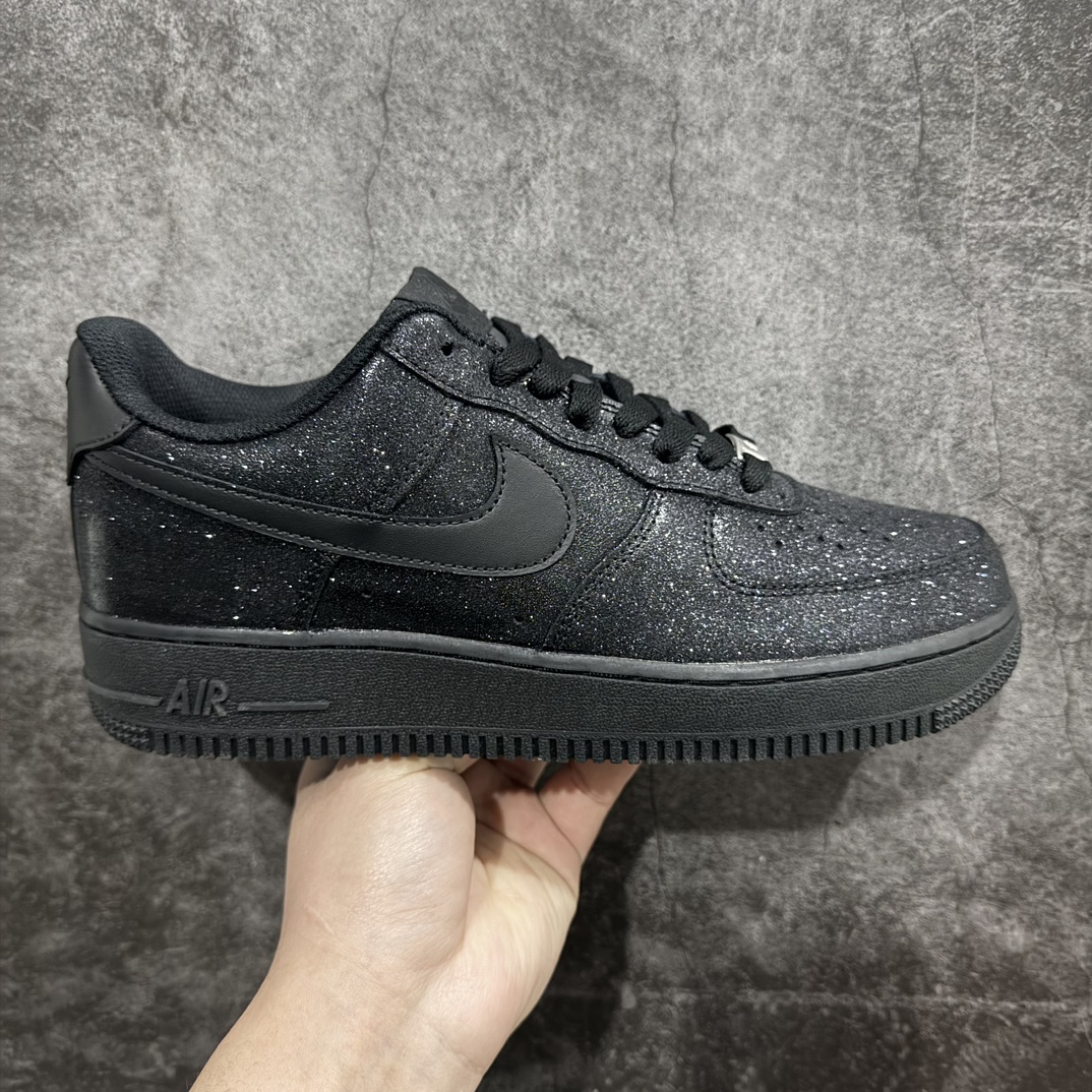 【G版纯原】NK Air Force 1 Low 空军一号低帮休闲板鞋 黑武士遂心满天星定制配色 CW2288-001灵感来源浩瀚宇宙星辰 该鞋款整体以纯黑空军作为基鞋 鞋面采用满天星闪粉闪砖设计 全黑色鞋面 低调奢华 鞋身通过特殊工艺 为其附加闪烁耀眼的光感 配色选用黑色主色 在灯光的碰撞下让鞋面整体增加光彩夺目的光芒 满天星效果增加鞋子整体层次感 更加立体  尺码：35.5 36 36.5 37.5 38 38.5 39 40 40.5 41 42 42.5 43 44 44.5 45 46 47.5-莆田鞋批发中心