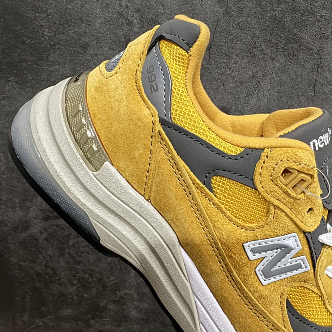 图片[7]-【OK纯原版本】New Balance 新百伦NB992n总统复古慢跑鞋 白黄 M992BBn正确3M反光细节 原楦原纸版开发 正确6层组合底模精密开发 后跟透明TPU水晶装饰条稳固 沿用了引以为傲的跑鞋手工技艺 采用猪皮绒面并包裹局部透气网面的鞋身设计 菱网鞋舌上刻有New Balance USA 鞋面依旧身着经典的大热之灰 彰显了其高端的品质身份  尺码：36 37 37.5 38 38.5 39 40 40.5 41.5 42 42.5 43 44 45-莆田鞋批发中心