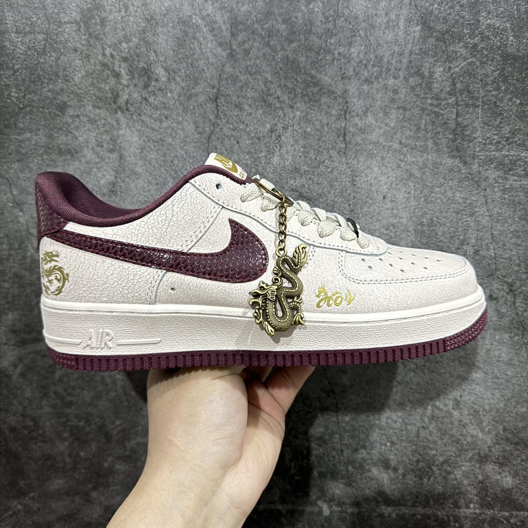 【公司级】Nk Air Force 1\’07 Low \”Red Dragon Scale\” 空军一号低帮定制休闲板鞋 XL2312-888n#国风元素 龍年限定 鞋面用原厂爆裂纹皮料 鳞片logo点缀 龙鳞，龙之鳞甲 古代寓以指皇帝的衮服，龙袍。 新的一年 坚不可摧 尺码：36 36.5 37.5 38 38.5 39 40 40.5 41 42 42.5 43 44 44.5 45-莆田鞋批发中心