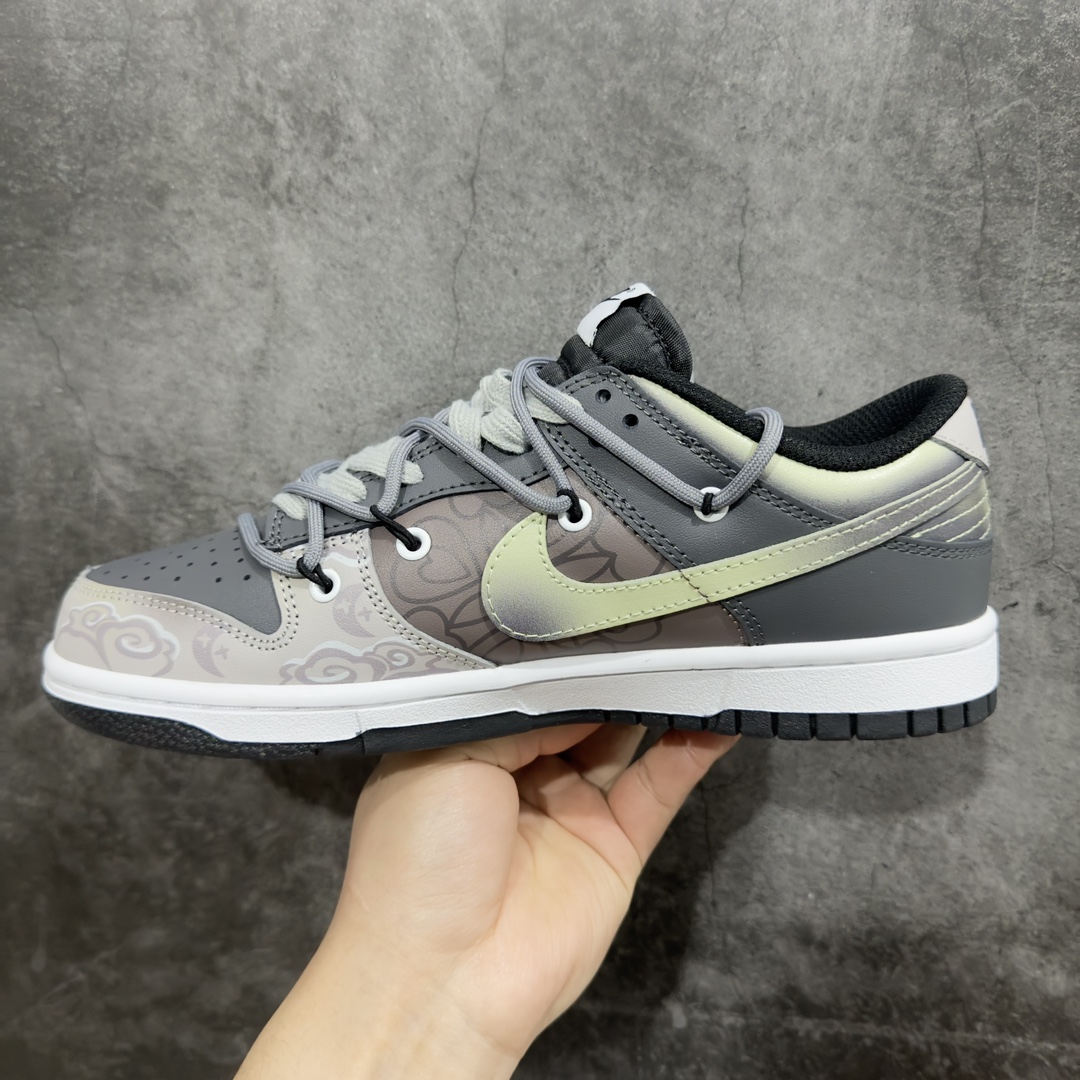 图片[2]-【DIY定制版 礼盒】Nike Dunk Low 熊猫恶作剧MOON 解构绑带 潮流百搭低帮板鞋 货号：FD1232-001n整体围绕熊猫恶作剧主题设计，鞋身整体采用专属颜料重新喷涂。特殊原创设计图标涂鸦装饰，添加潮流元素效果喷涂点缀。 Size：36 36.5 37.5 38 38.5 39 40 40.5 41 42 42.5 43 44 44.5 45 46-莆田鞋批发中心