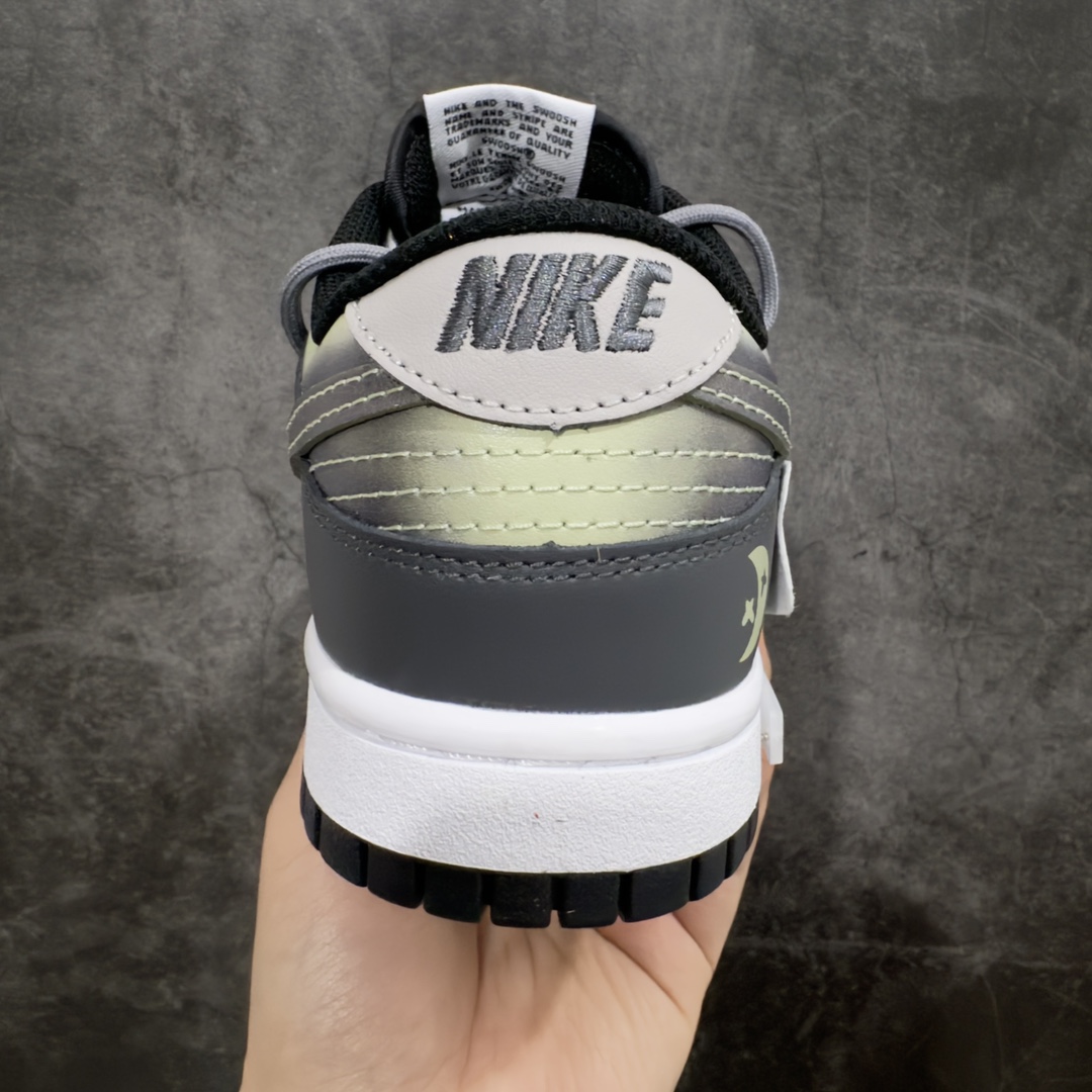 图片[4]-【DIY定制版 礼盒】Nike Dunk Low 熊猫恶作剧MOON 解构绑带 潮流百搭低帮板鞋 货号：FD1232-001n整体围绕熊猫恶作剧主题设计，鞋身整体采用专属颜料重新喷涂。特殊原创设计图标涂鸦装饰，添加潮流元素效果喷涂点缀。 Size：36 36.5 37.5 38 38.5 39 40 40.5 41 42 42.5 43 44 44.5 45 46-莆田鞋批发中心