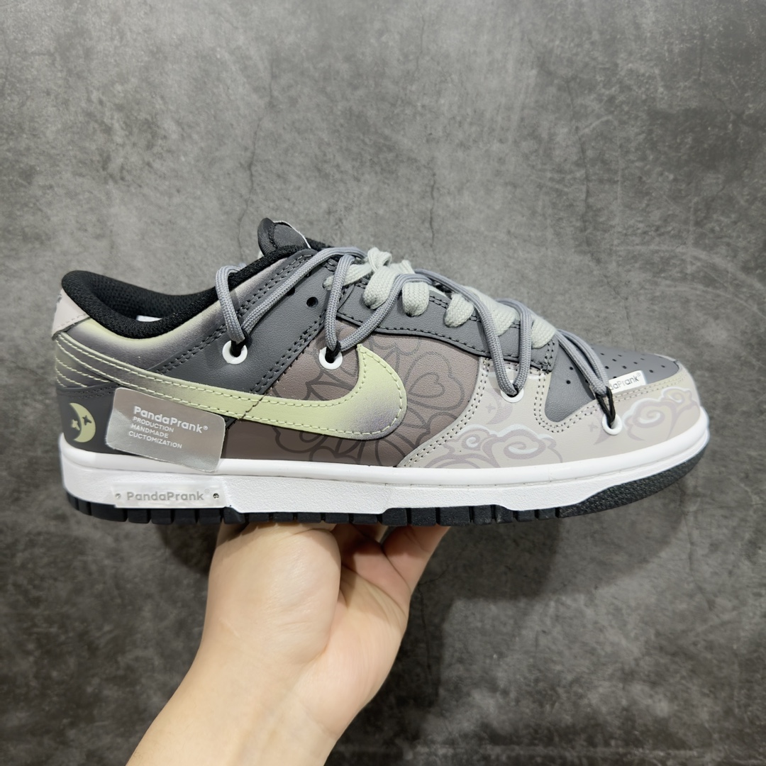 【DIY定制版 礼盒】Nike Dunk Low 熊猫恶作剧MOON 解构绑带 潮流百搭低帮板鞋 货号：FD1232-001n整体围绕熊猫恶作剧主题设计，鞋身整体采用专属颜料重新喷涂。特殊原创设计图标涂鸦装饰，添加潮流元素效果喷涂点缀。 Size：36 36.5 37.5 38 38.5 39 40 40.5 41 42 42.5 43 44 44.5 45 46-莆田鞋批发中心