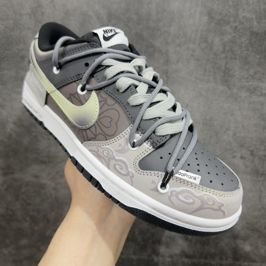 图片[3]-【DIY定制版 礼盒】Nike Dunk Low 熊猫恶作剧MOON 解构绑带 潮流百搭低帮板鞋 货号：FD1232-001n整体围绕熊猫恶作剧主题设计，鞋身整体采用专属颜料重新喷涂。特殊原创设计图标涂鸦装饰，添加潮流元素效果喷涂点缀。 Size：36 36.5 37.5 38 38.5 39 40 40.5 41 42 42.5 43 44 44.5 45 46-莆田鞋批发中心