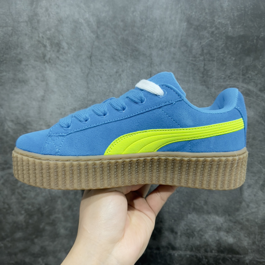 图片[2]-【公司级】Fenty x Puma 经典回归 生胶黑白彪马低帮休闲板鞋 396403-02n#鞋款继承了Puma最经典的Creeper鞋款的外观，蕾哈娜还以赋予了它增大尺寸的立体廓形属性，搭配经典麂皮鞋面和填充与压花元素加持的Puma跑道Logo，鞋子的质感相当可以。n#细节上鞋舌处印有FENTY品牌字样，鞋带头配以金色装饰，鞋底沿用Creeper鞋型标志性的超厚橡胶外底，真的上脚即是经典在配色方面，除了经典黑白配色、还有亮眼醒目的蓝绿配色和独具个性的紫红配色提供选择。无论是多巴胺搭配还是日常经典通勤黑白灰，都能完美适配！ 尺码：35 35.5 36 37 37.5 38 38.5 39 40 40.5 41 42 42.5 43 44 44.5 45-莆田鞋批发中心