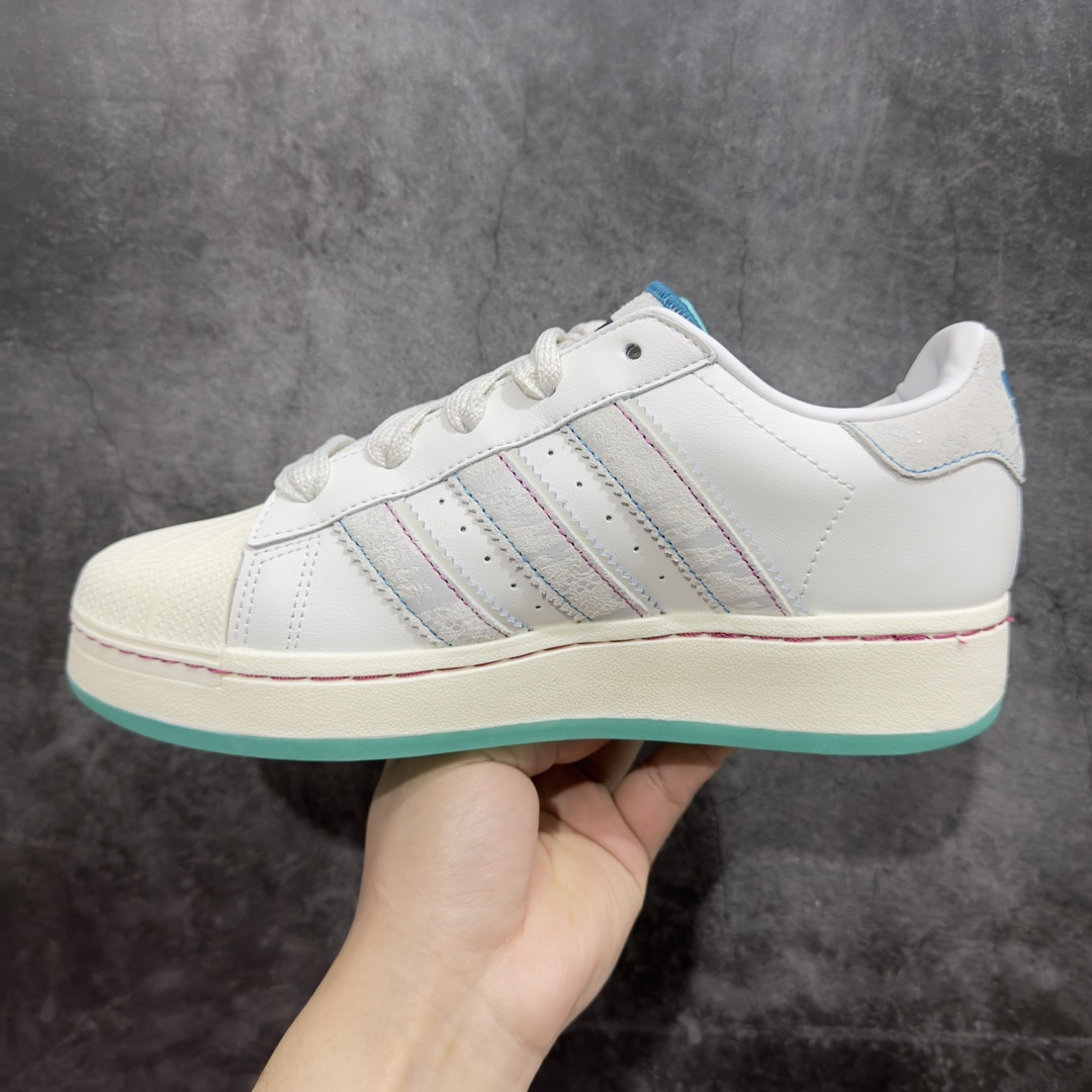 图片[2]-【纯原版】adidas originals Superstar XLG 百搭休困 経松舒适 防滑耐磨 板鞋 男女同款 白灰绿nn阮菲菲联名款 三叶草 CNY 龙年限定新款，鞋子整体三个颜色搭配，加上后跟的刺绣Logo，质感十足，优质皮革鞋面加上侧面三条杠，彰显时尚感，3厘米的厚底搭配双鞋舌设计，简约又大方，清新又活力，脚感舒适，比较百搭。nn#独家原版原盒 原底原料 开模打造n#原厂织唛鞋标 高精密准度n#原楦原纸板开发 匹配原版98%以上n#后跟垫棉独家呈现 反口里弧度正确n#原厂鞋垫 背胶 后跟电绣针数 与正品一致n#原厂皮料 原厂车缝线 质感无敌#皮料切割干净 无任何毛边 清洁度细节完美n 货号：ID1140nnSIZE：35 36 36.5 37 38 38.5 39 40 40.5 41 42 42.5 43 44 44.5 45 46-莆田鞋批发中心