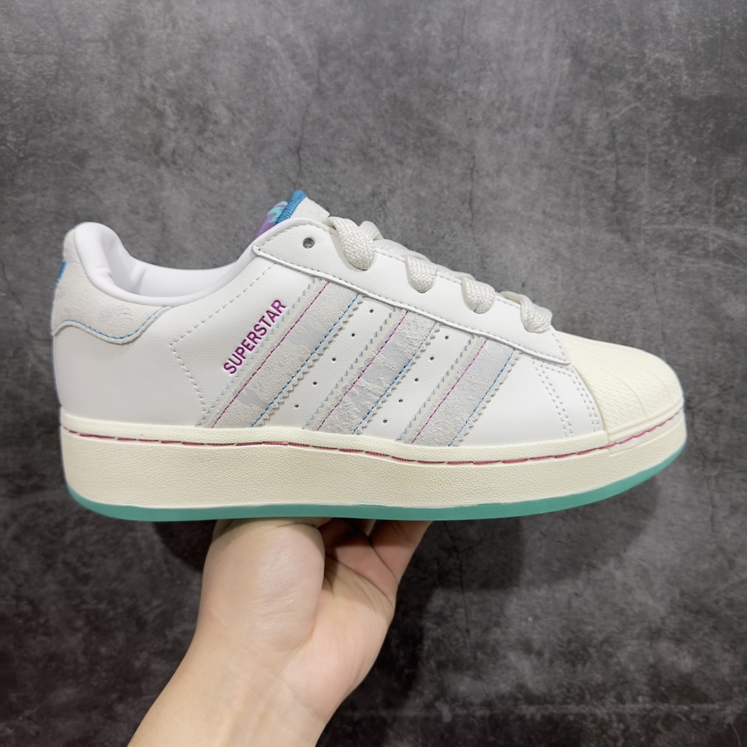 【纯原版】adidas originals Superstar XLG 百搭休困 経松舒适 防滑耐磨 板鞋 男女同款 白灰绿nn阮菲菲联名款 三叶草 CNY 龙年限定新款，鞋子整体三个颜色搭配，加上后跟的刺绣Logo，质感十足，优质皮革鞋面加上侧面三条杠，彰显时尚感，3厘米的厚底搭配双鞋舌设计，简约又大方，清新又活力，脚感舒适，比较百搭。nn#独家原版原盒 原底原料 开模打造n#原厂织唛鞋标 高精密准度n#原楦原纸板开发 匹配原版98%以上n#后跟垫棉独家呈现 反口里弧度正确n#原厂鞋垫 背胶 后跟电绣针数 与正品一致n#原厂皮料 原厂车缝线 质感无敌#皮料切割干净 无任何毛边 清洁度细节完美n 货号：ID1140nnSIZE：35 36 36.5 37 38 38.5 39 40 40.5 41 42 42.5 43 44 44.5 45 46-莆田鞋批发中心