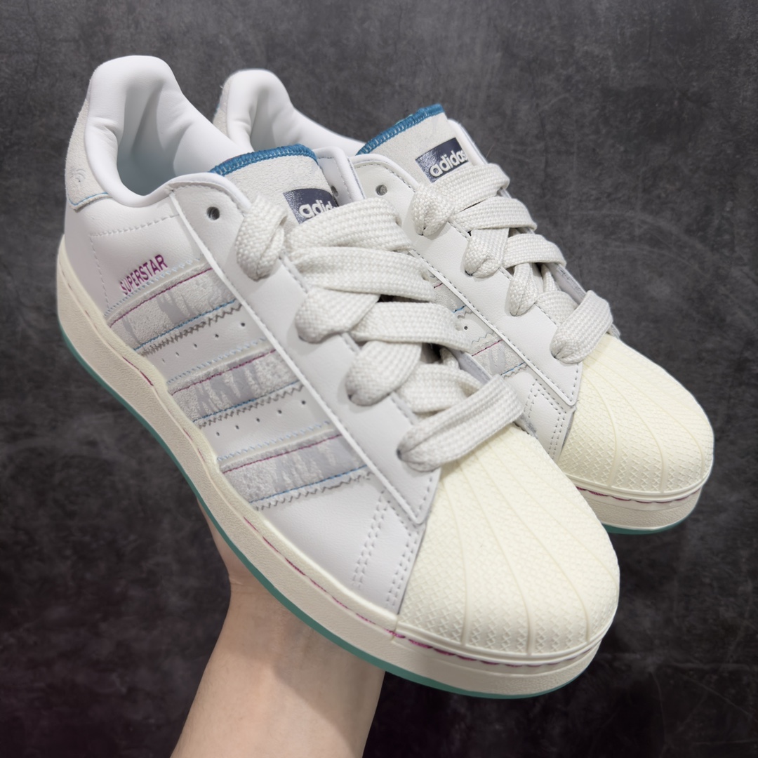 【纯原版】adidas originals Superstar XLG 百搭休困 経松舒适 防滑耐磨 板鞋 男女同款 白灰绿nn阮菲菲联名款 三叶草 CNY 龙年限定新款，鞋子整体三个颜色搭配，加上后跟的刺绣Logo，质感十足，优质皮革鞋面加上侧面三条杠，彰显时尚感，3厘米的厚底搭配双鞋舌设计，简约又大方，清新又活力，脚感舒适，比较百搭。nn#独家原版原盒 原底原料 开模打造n#原厂织唛鞋标 高精密准度n#原楦原纸板开发 匹配原版98%以上n#后跟垫棉独家呈现 反口里弧度正确n#原厂鞋垫 背胶 后跟电绣针数 与正品一致n#原厂皮料 原厂车缝线 质感无敌#皮料切割干净 无任何毛边 清洁度细节完美n 货号：ID1140nnSIZE：35 36 36.5 37 38 38.5 39 40 40.5 41 42 42.5 43 44 44.5 45 46-莆田鞋批发中心