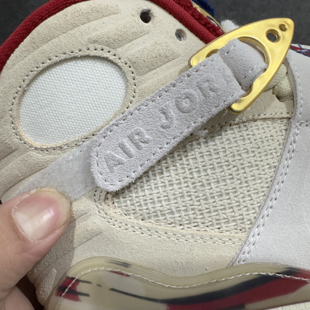 图片[2]-【外贸版本】SoleFly x Air Jordan 8 \”Mi Casa Es Su Casa\” 高帮 联名白色 AJ8 乔丹8代 aj8 乔8 高邦 联名白色 乔丹篮球鞋系列 整双鞋采用浅色系设计，以大面积的米色加上彩色纹路点缀，n鞋身米色麂皮材质加上透气网格打造而成，视觉效果相当经典；米色魔术十字绑带处点缀醒目的数字23和SF字样并以红色刺绣呈现，鞋带扣采用金色点缀，鞋舌毛巾质感Jumpmanx Logo以红白黑装扮，也是属于Air Jordan 8特有元素；外底Jumpman Logo则以黄色示人，进一步提升吸睛属性；忠于原版的红色设计，后跟涂鸦图案、彩色涂鸦内衬，丰富鞋款且还原元年造型。最后外底选用米色中底和彩绘拼色外底完成整体设计。 货号：FJ2850-107 尺码：40 40.5 41 42 42.5 43 44 45.5 45 46 47.5-莆田鞋批发中心