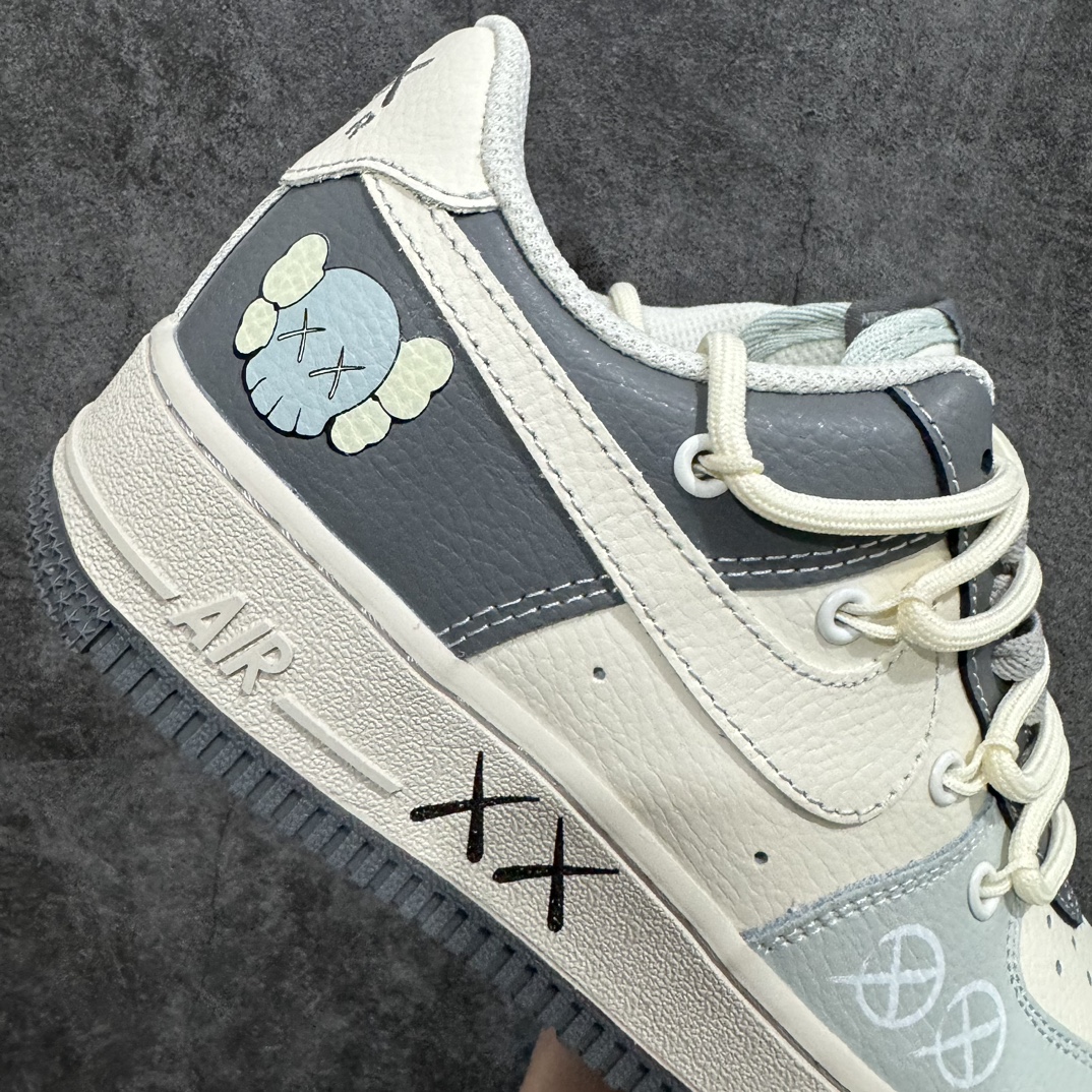 图片[7]-【公司级】Kaws x Nk Air Force 1\’07 Low 米灰蓝 空军一号定制绑带低帮休闲板鞋 KS6869-555n颜色采用米灰蓝 绑带的设计打破传统空军的鞋款束缚 原楦头原纸板 专注外贸渠道  全掌内置蜂窝气垫 原厂中底钢印 尺码：36 36.5 37.5 38 38.5 39 40 40.5 41 42 42.5 43 44 44.5 45-莆田鞋批发中心