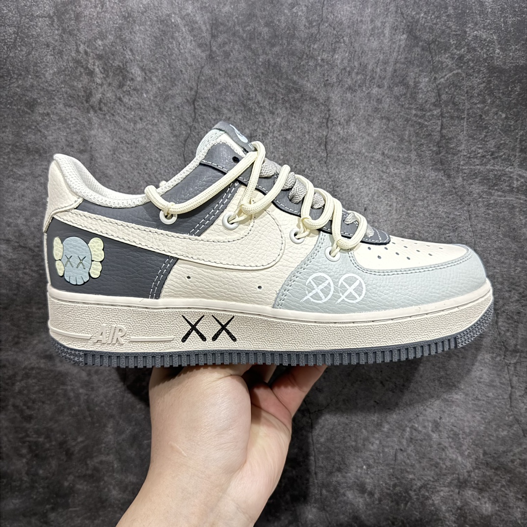 【公司级】Kaws x Nk Air Force 1\’07 Low 米灰蓝 空军一号定制绑带低帮休闲板鞋 KS6869-555n颜色采用米灰蓝 绑带的设计打破传统空军的鞋款束缚 原楦头原纸板 专注外贸渠道  全掌内置蜂窝气垫 原厂中底钢印 尺码：36 36.5 37.5 38 38.5 39 40 40.5 41 42 42.5 43 44 44.5 45-莆田鞋批发中心