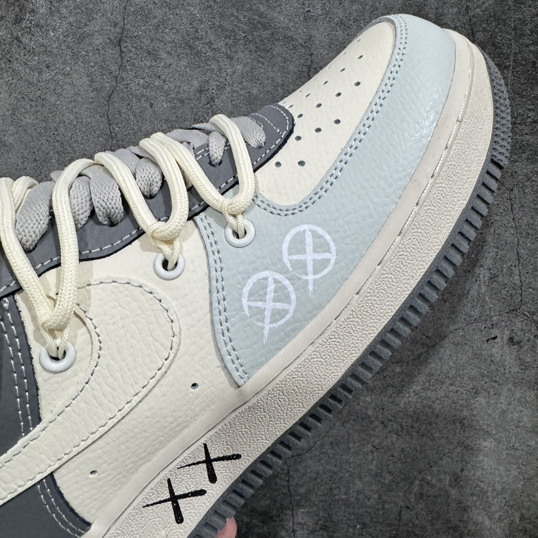 图片[6]-【公司级】Kaws x Nk Air Force 1\’07 Low 米灰蓝 空军一号定制绑带低帮休闲板鞋 KS6869-555n颜色采用米灰蓝 绑带的设计打破传统空军的鞋款束缚 原楦头原纸板 专注外贸渠道  全掌内置蜂窝气垫 原厂中底钢印 尺码：36 36.5 37.5 38 38.5 39 40 40.5 41 42 42.5 43 44 44.5 45-莆田鞋批发中心